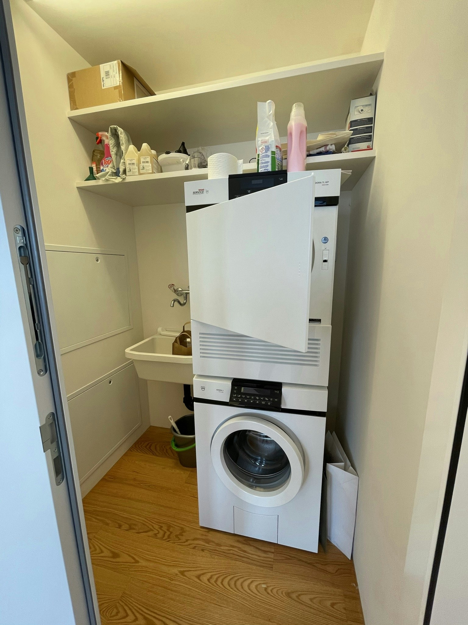 Hauswirtschaftsraum mit Waschmaschine und Trockner