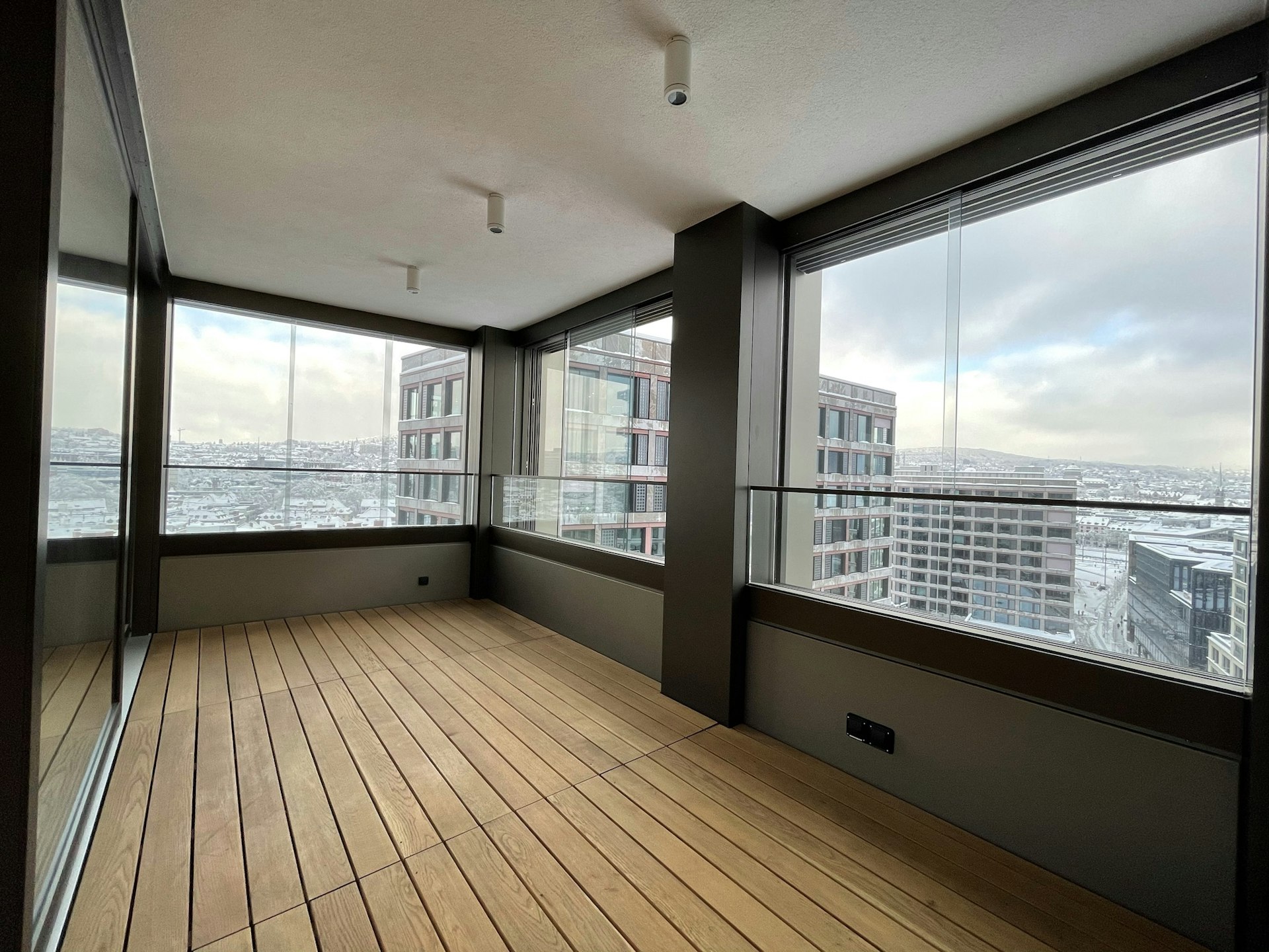 Verglaster Balkon mit Stadtblick