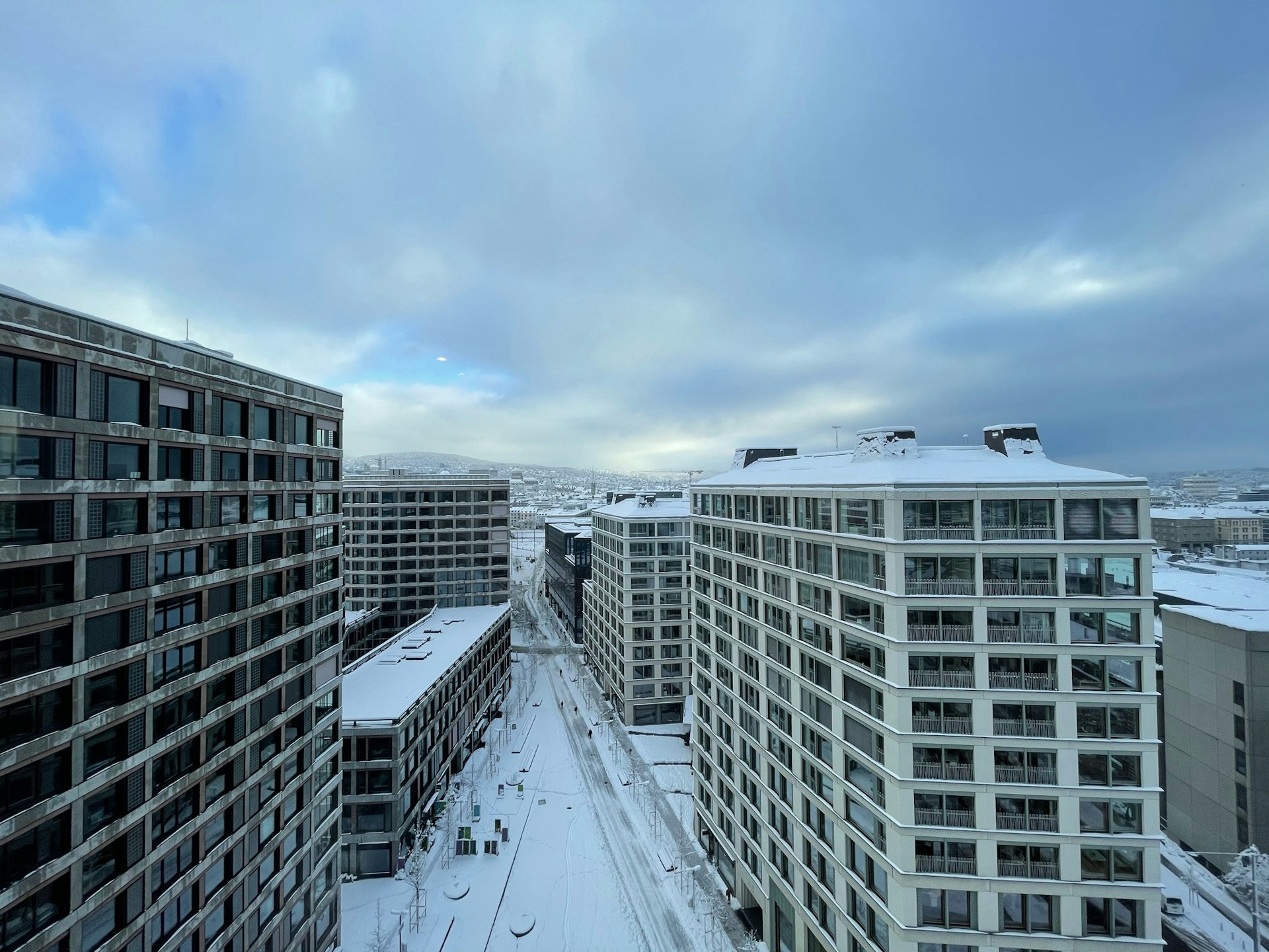 Schneebedeckter Stadtblick zwischen modernen Wohngebäuden