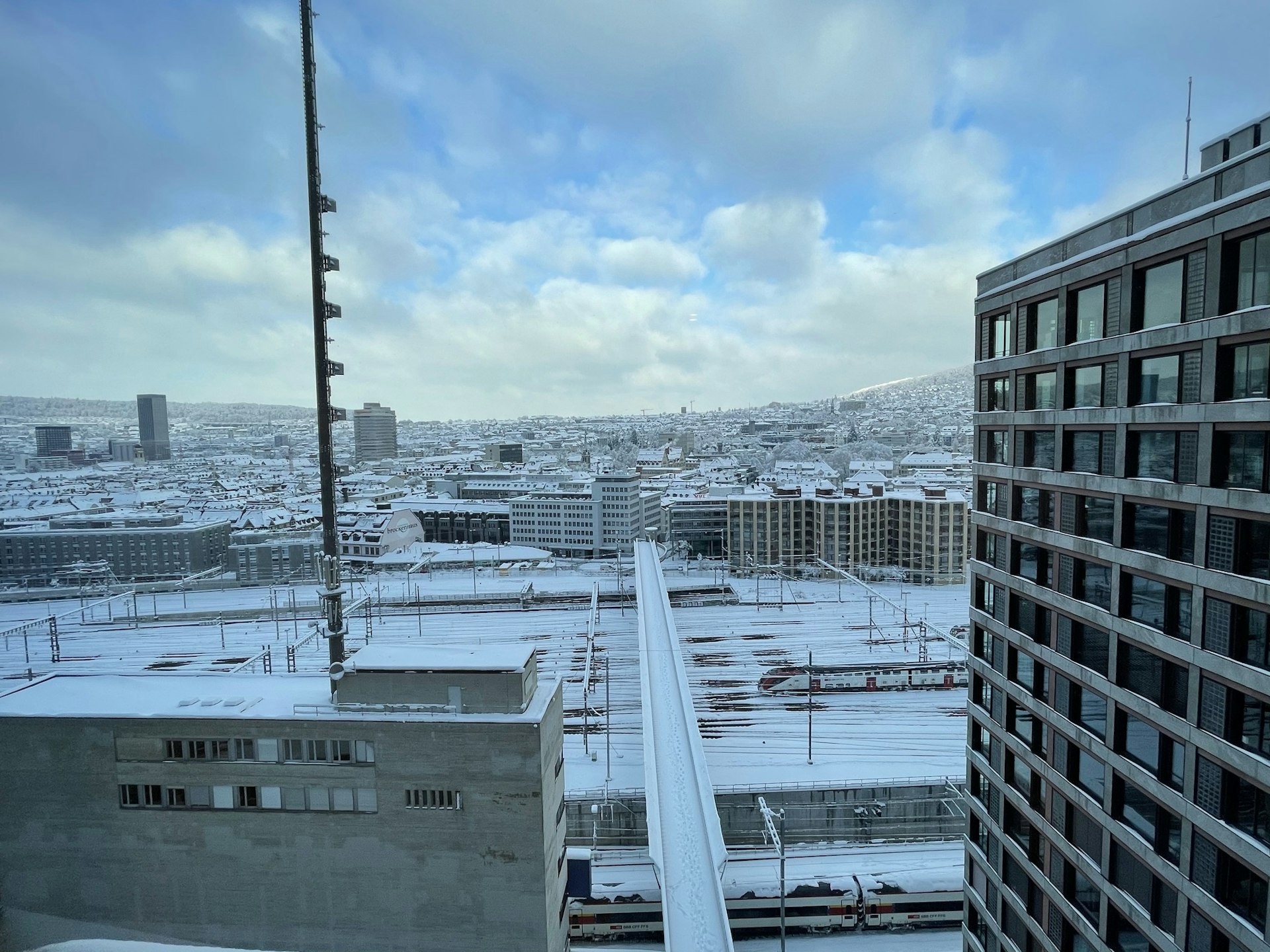 Schneebedeckter Stadtblick aus großer Höhe