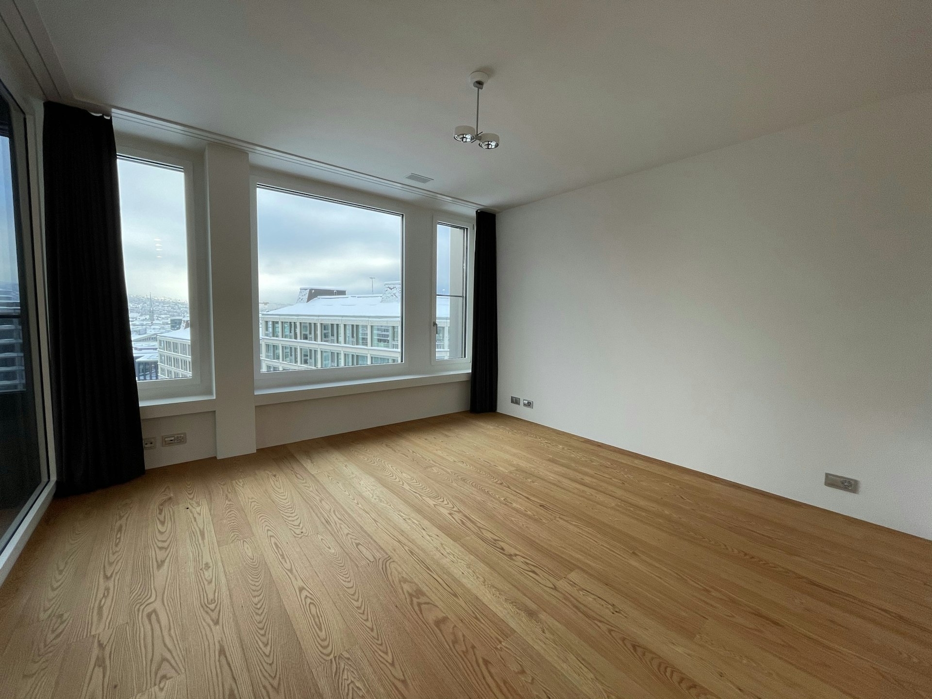 Leeres, modernes Zimmer mit großen Fenstern