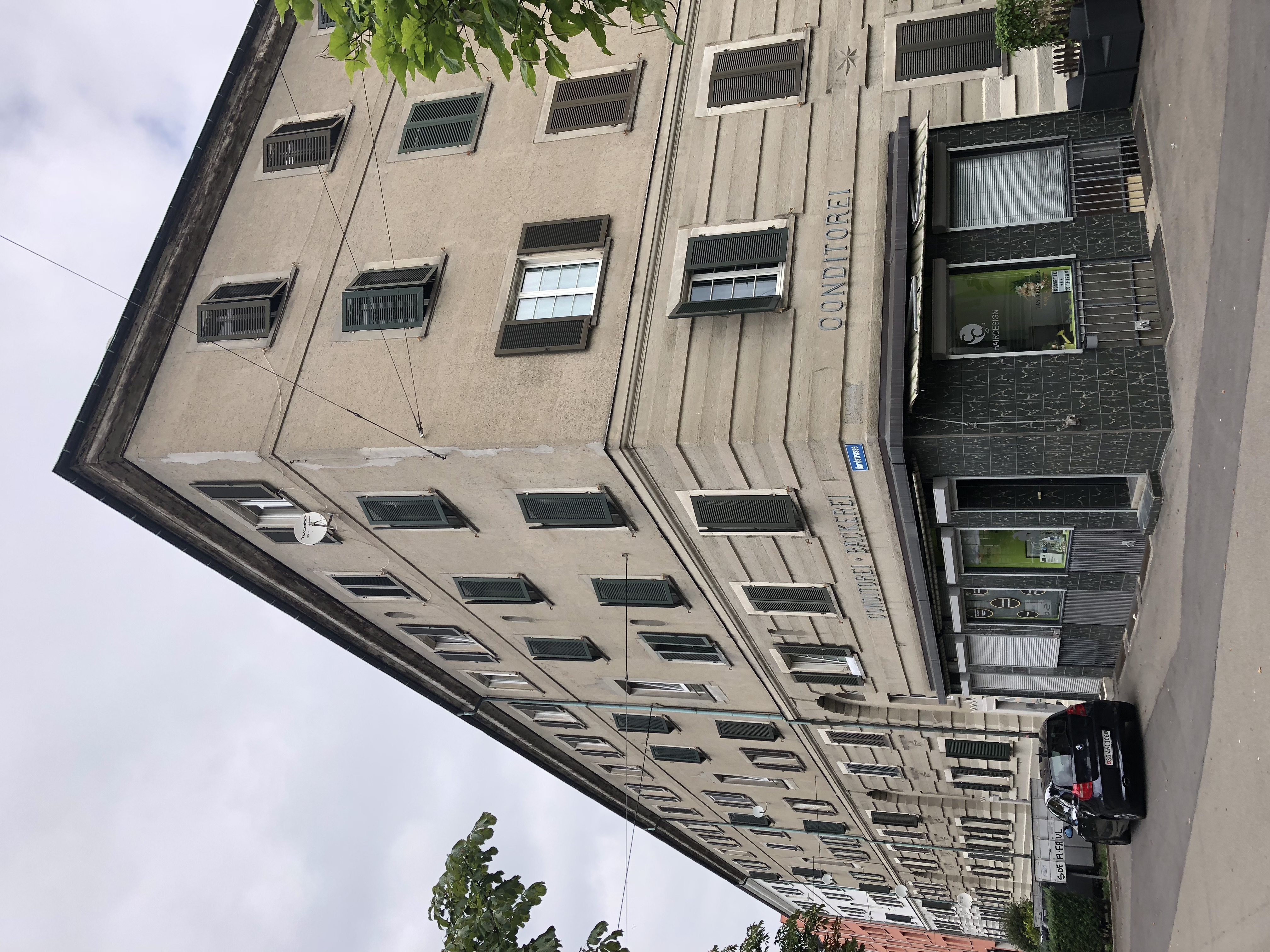 Straßenansicht eines Altbaus mit Laden im Erdgeschoss