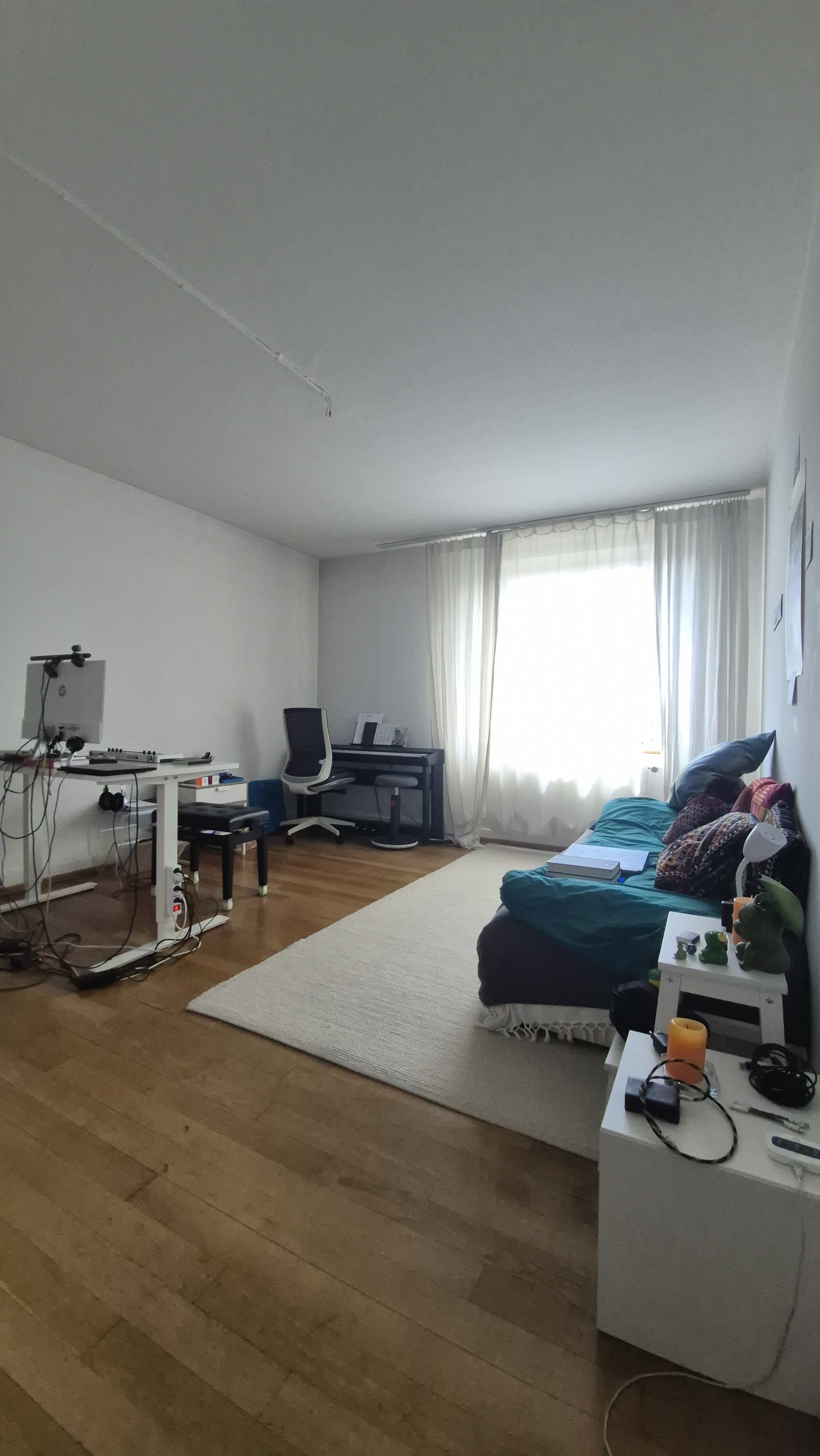Helles, schlichtes Wohn- bzw. Arbeitszimmer