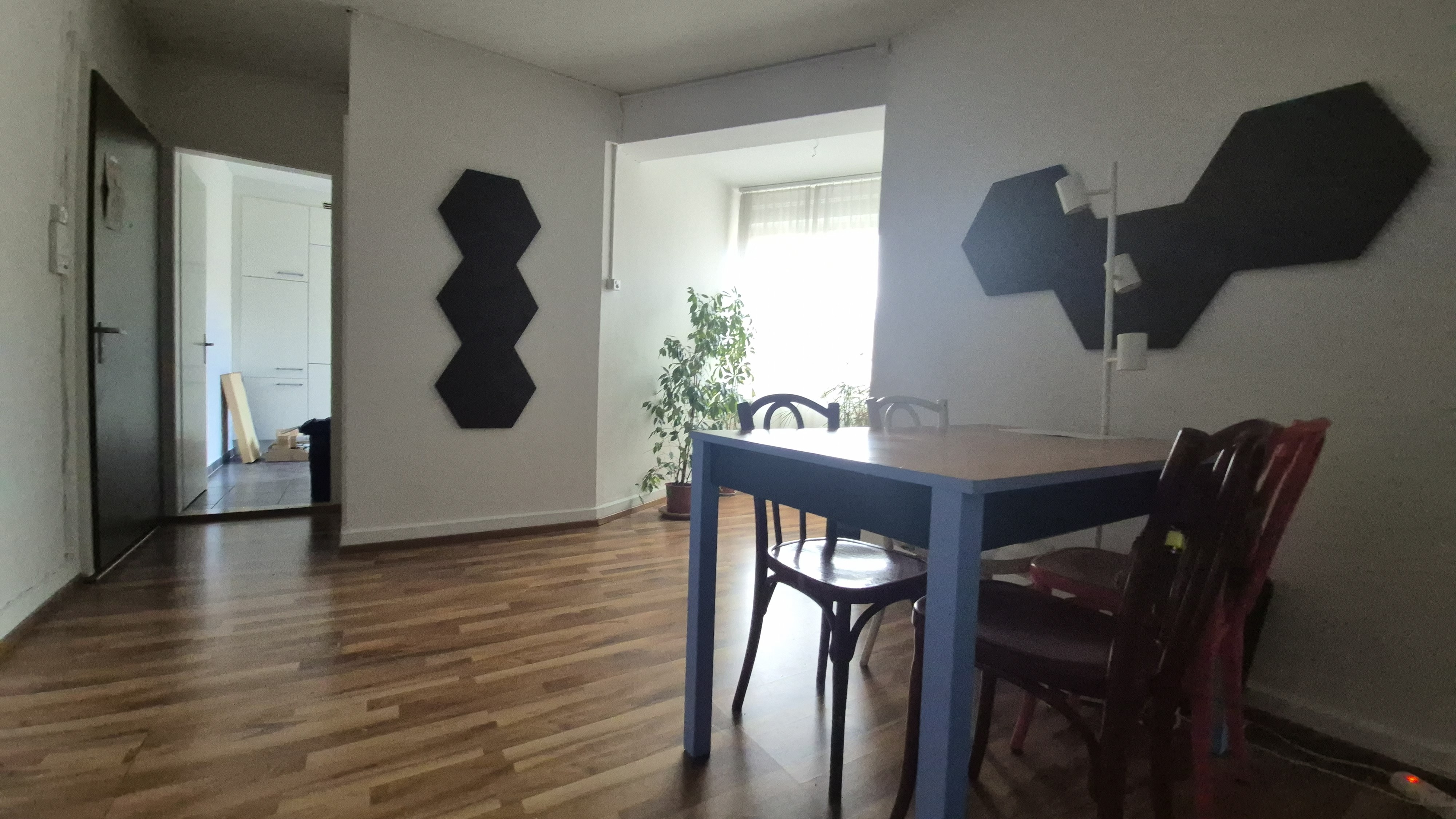Essbereich mit Tisch und moderner Wanddekoration