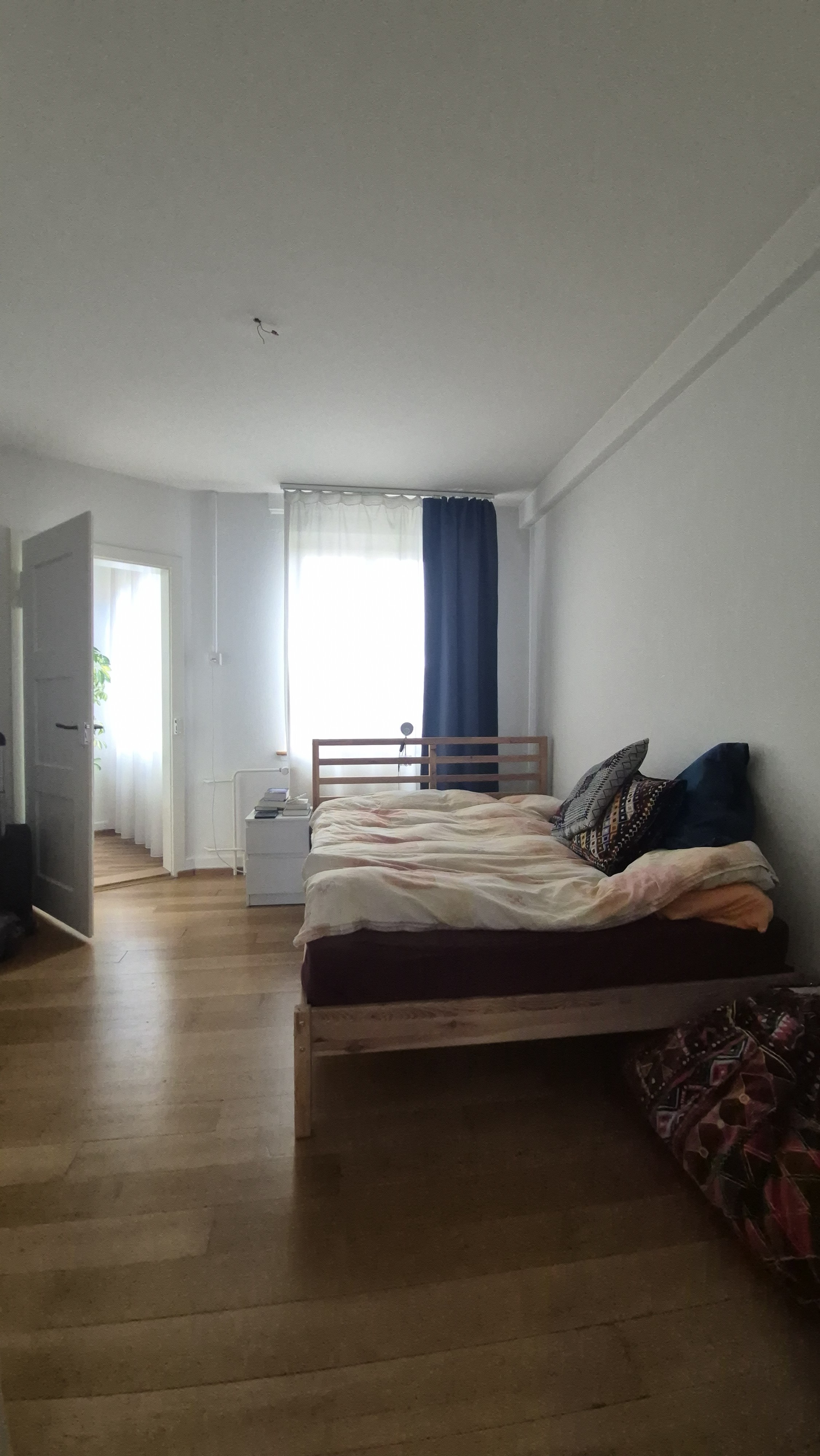 Schlichtes Schlafzimmer mit Tageslicht
