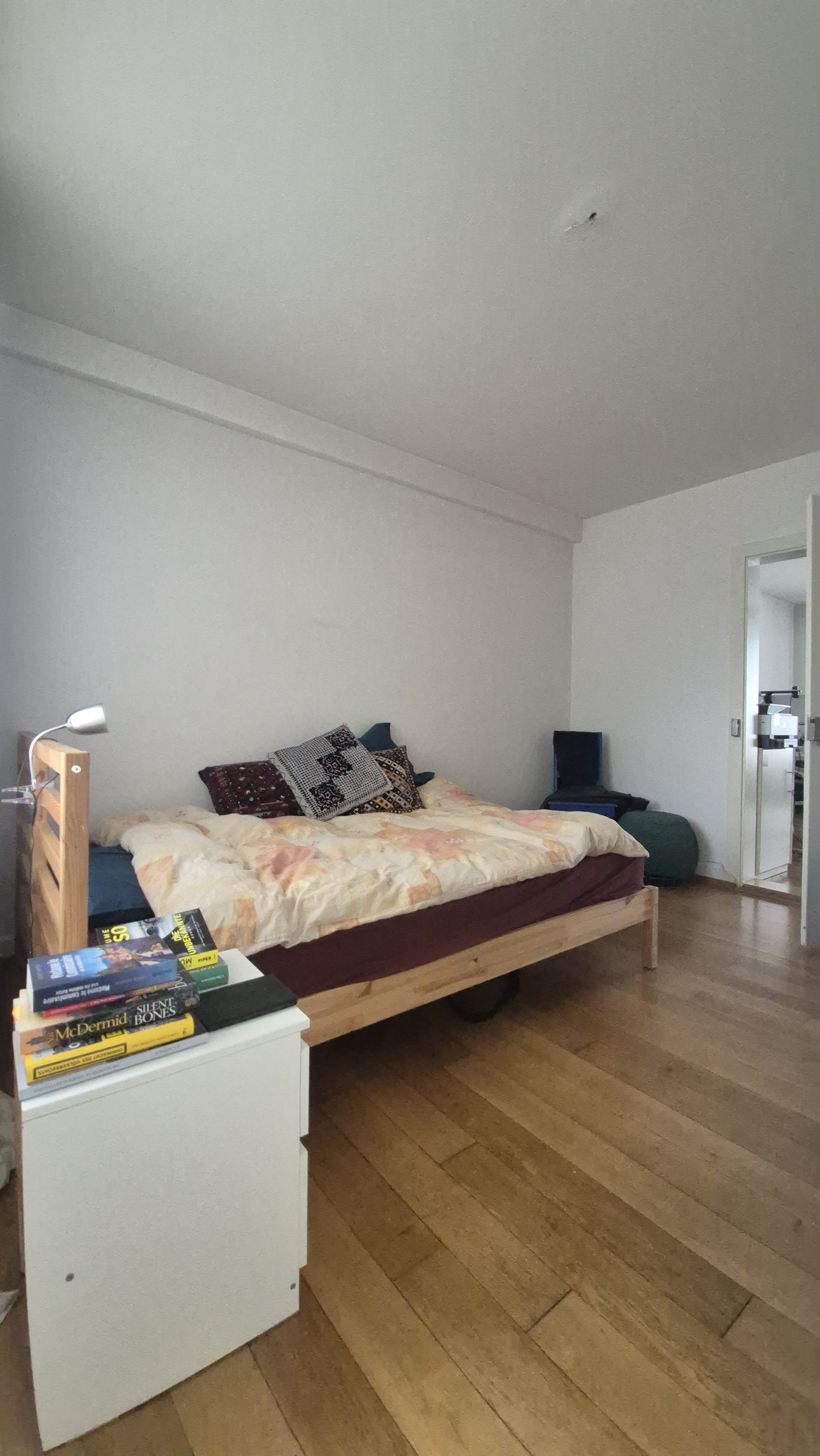 Schlichtes Schlafzimmer mit Holzbett