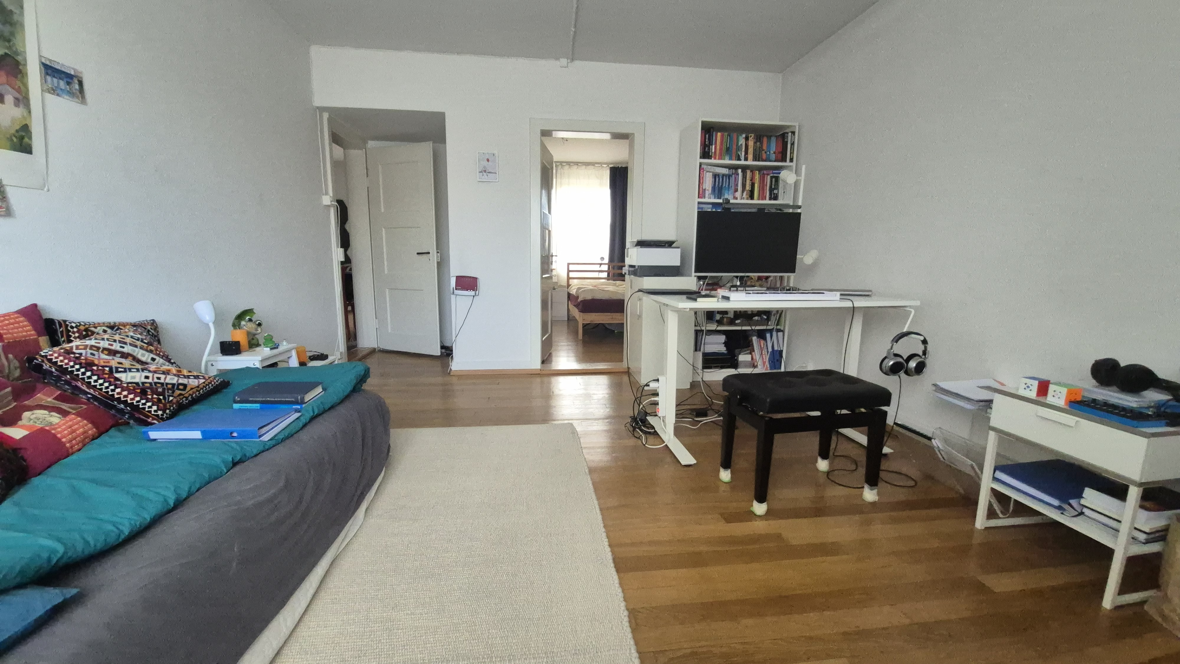 Helles Schlafzimmer mit Arbeitsbereich