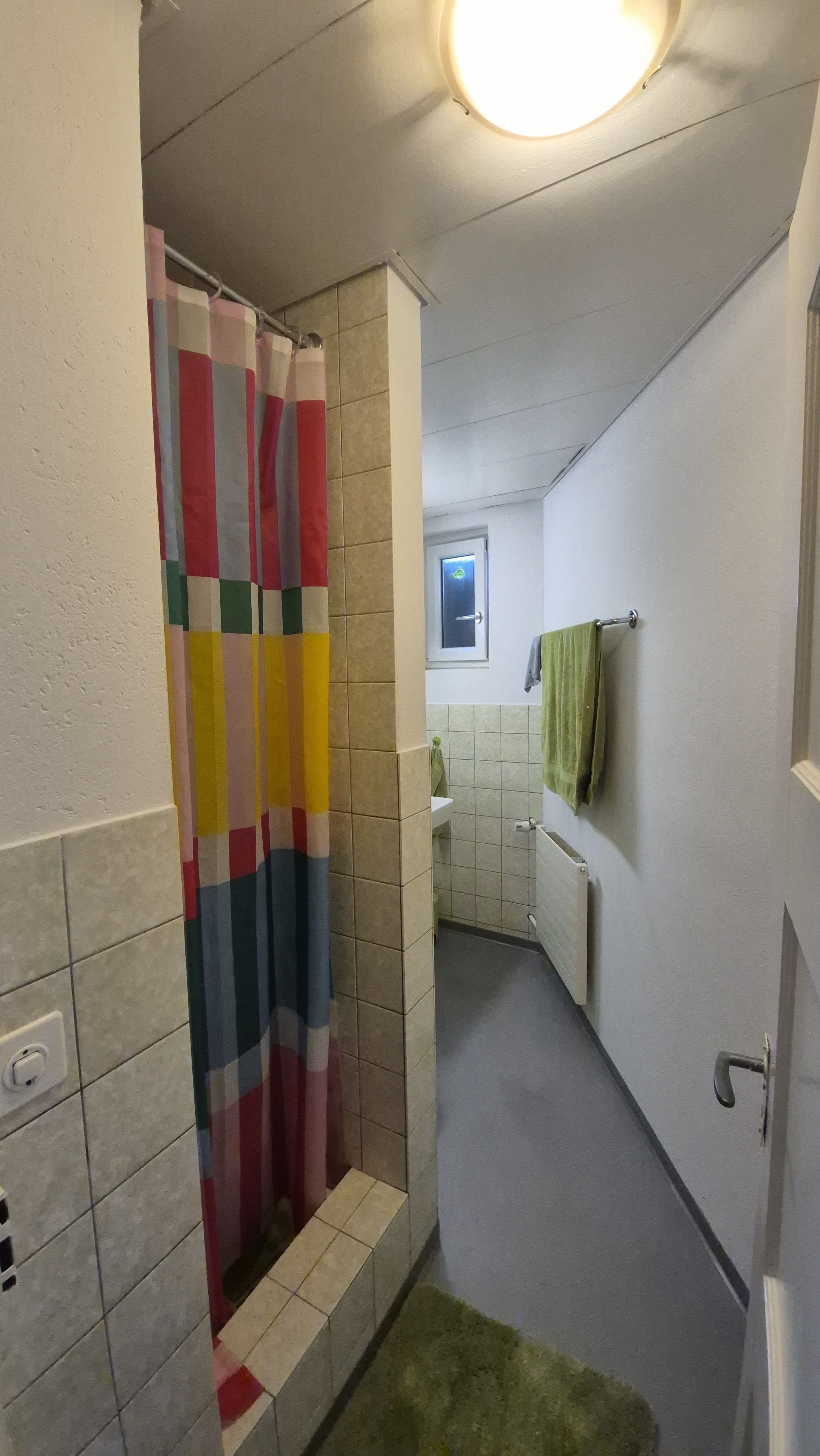 Schmaler Badezimmerflur mit Duschbereich