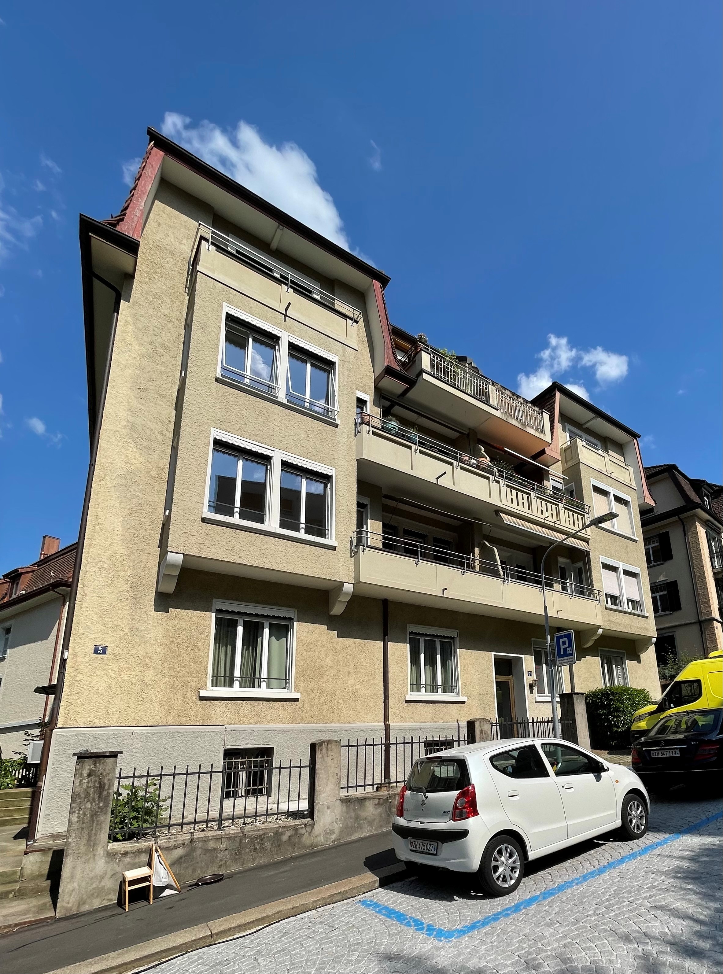 Mehrfamilienhaus mit Balkonen an einer Straße