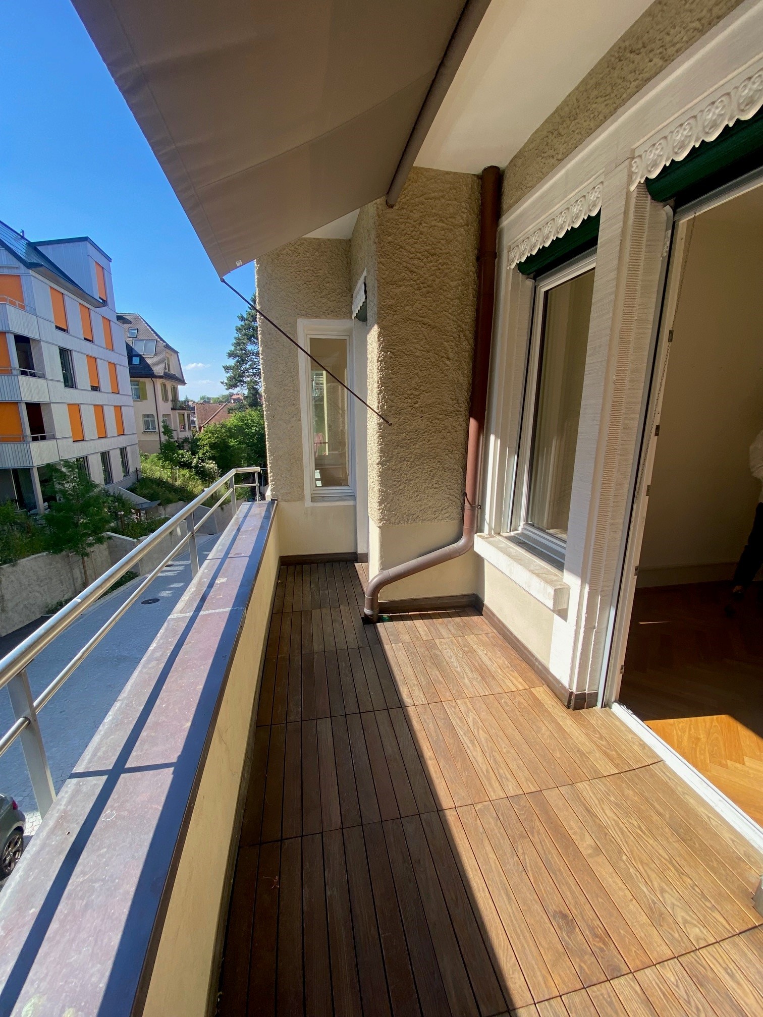 Balkon mit Blick auf Nachbargebäude