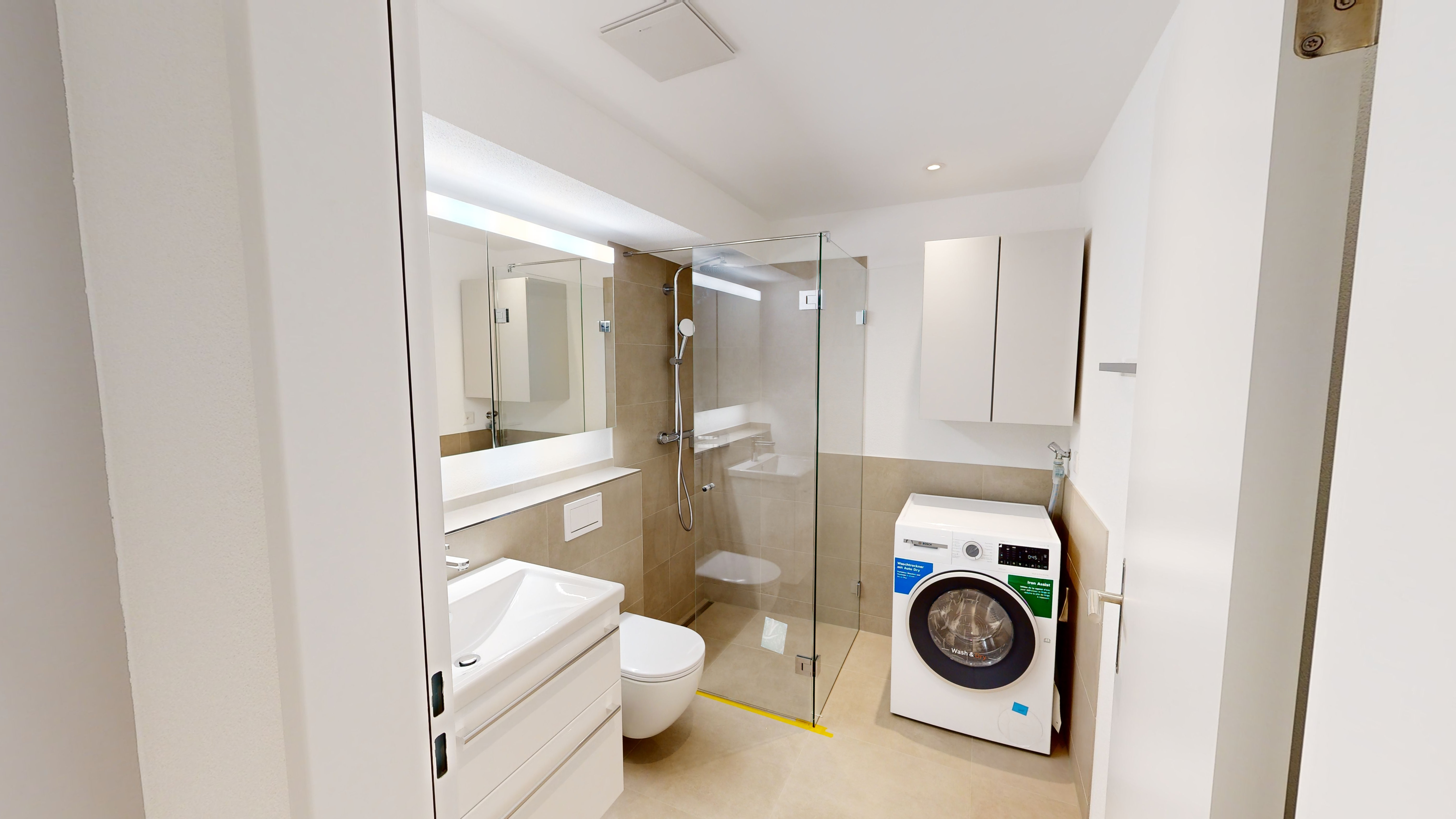 Modernes Badezimmer mit Dusche und Waschmaschine