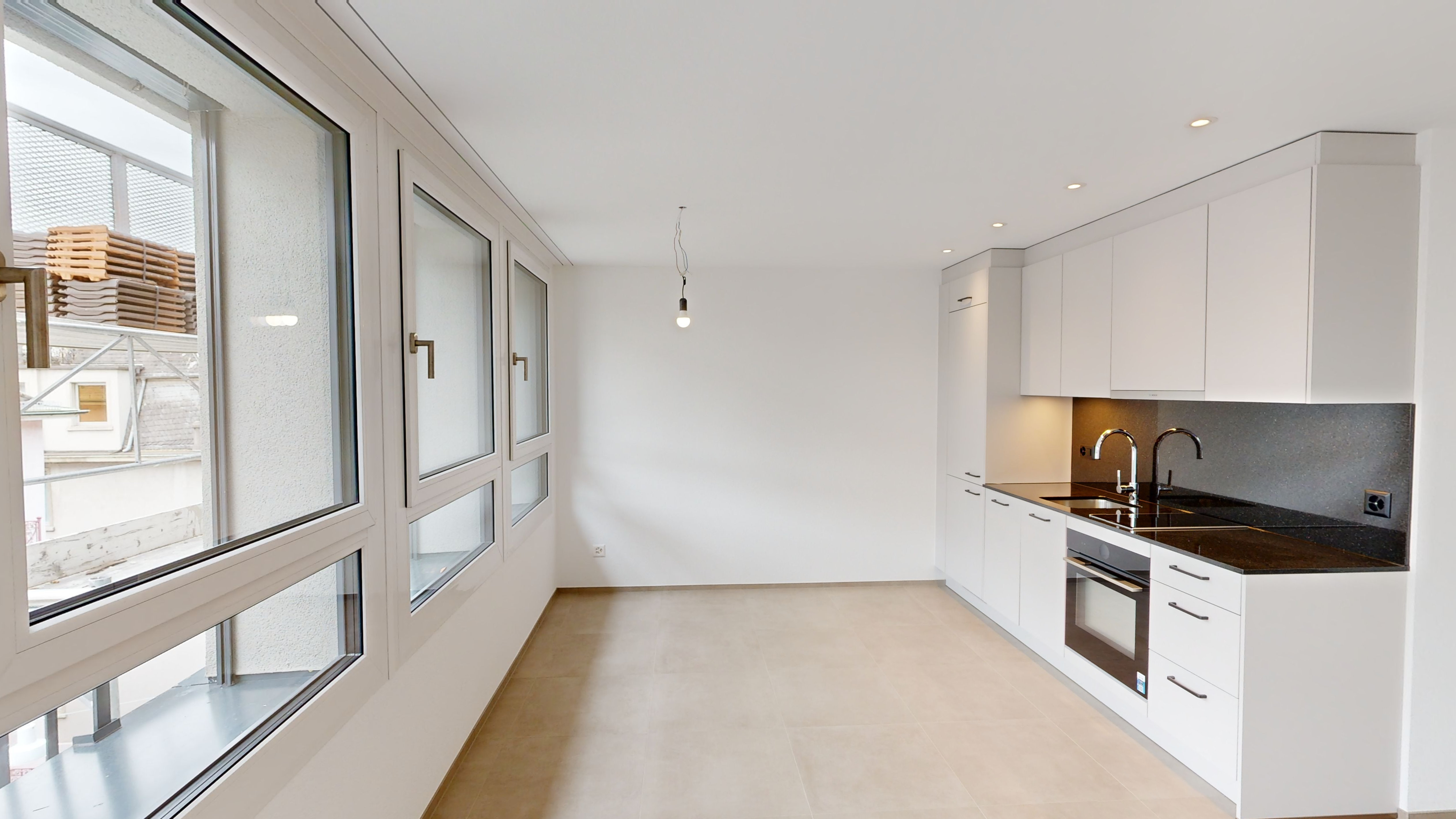 Moderne, helle Küche mit großen Fenstern