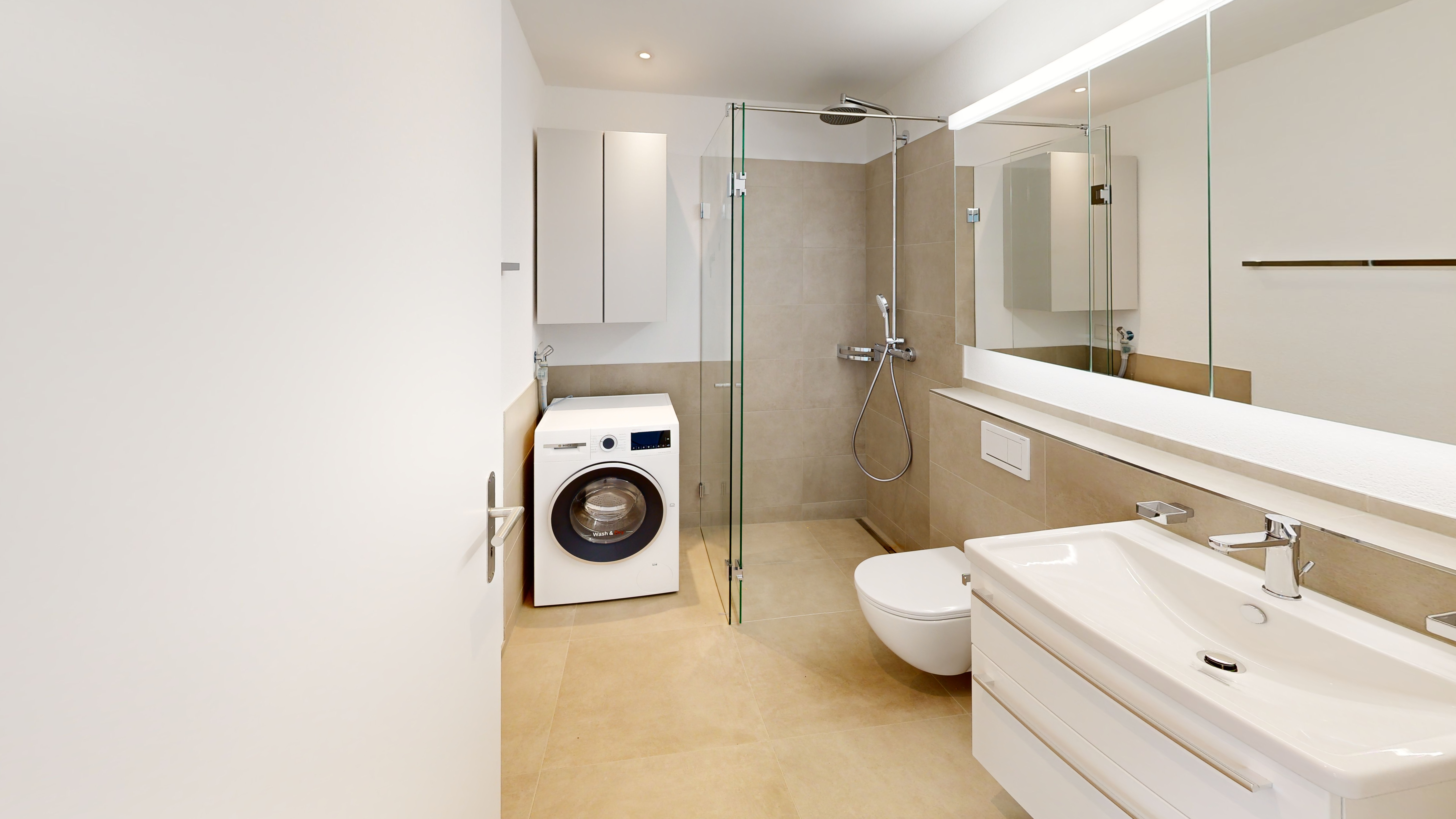 Modernes Badezimmer mit Waschmaschine und Walk-in-Dusche