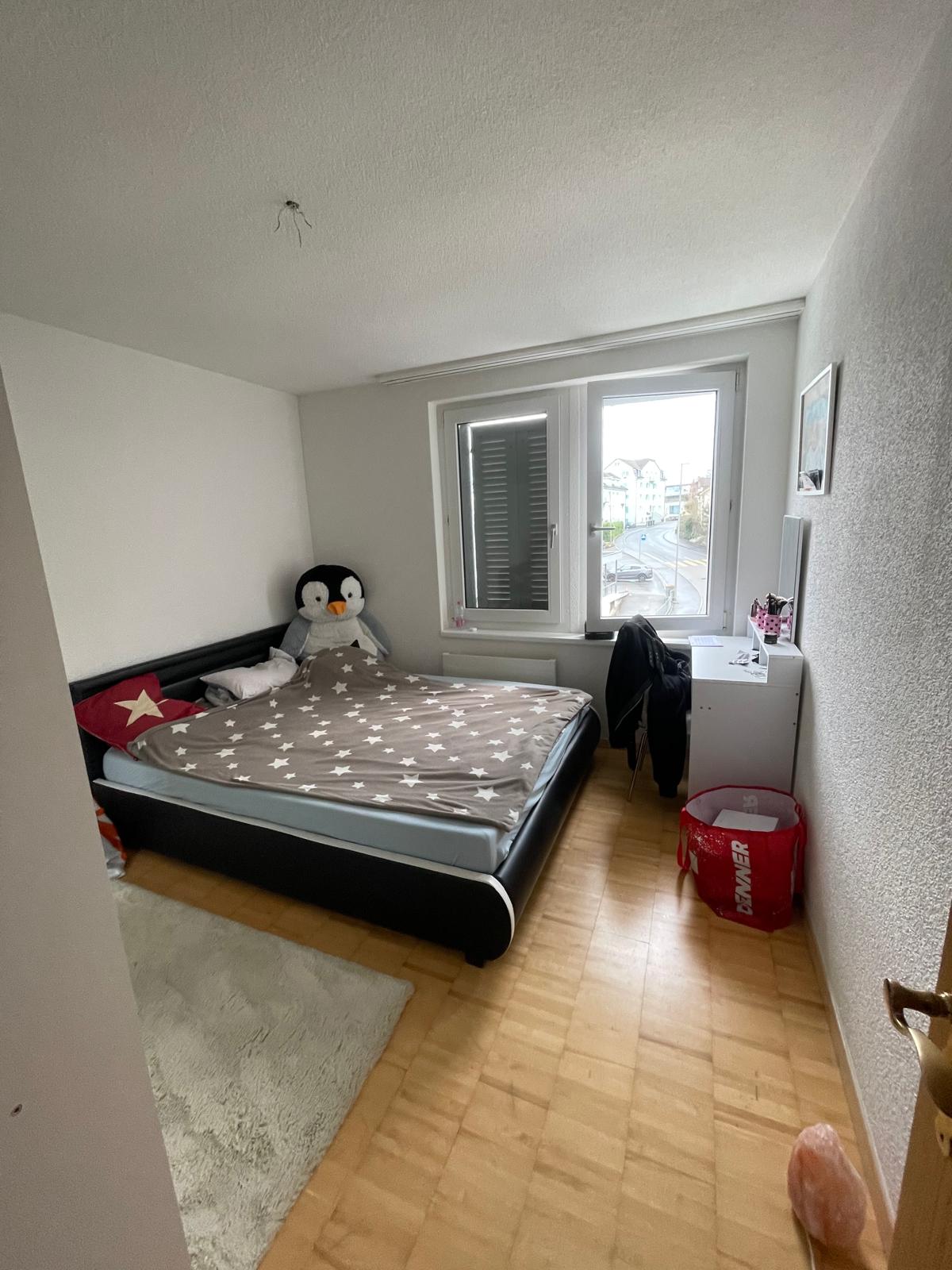 Schlafzimmer mit Fenster zum Straßenblick