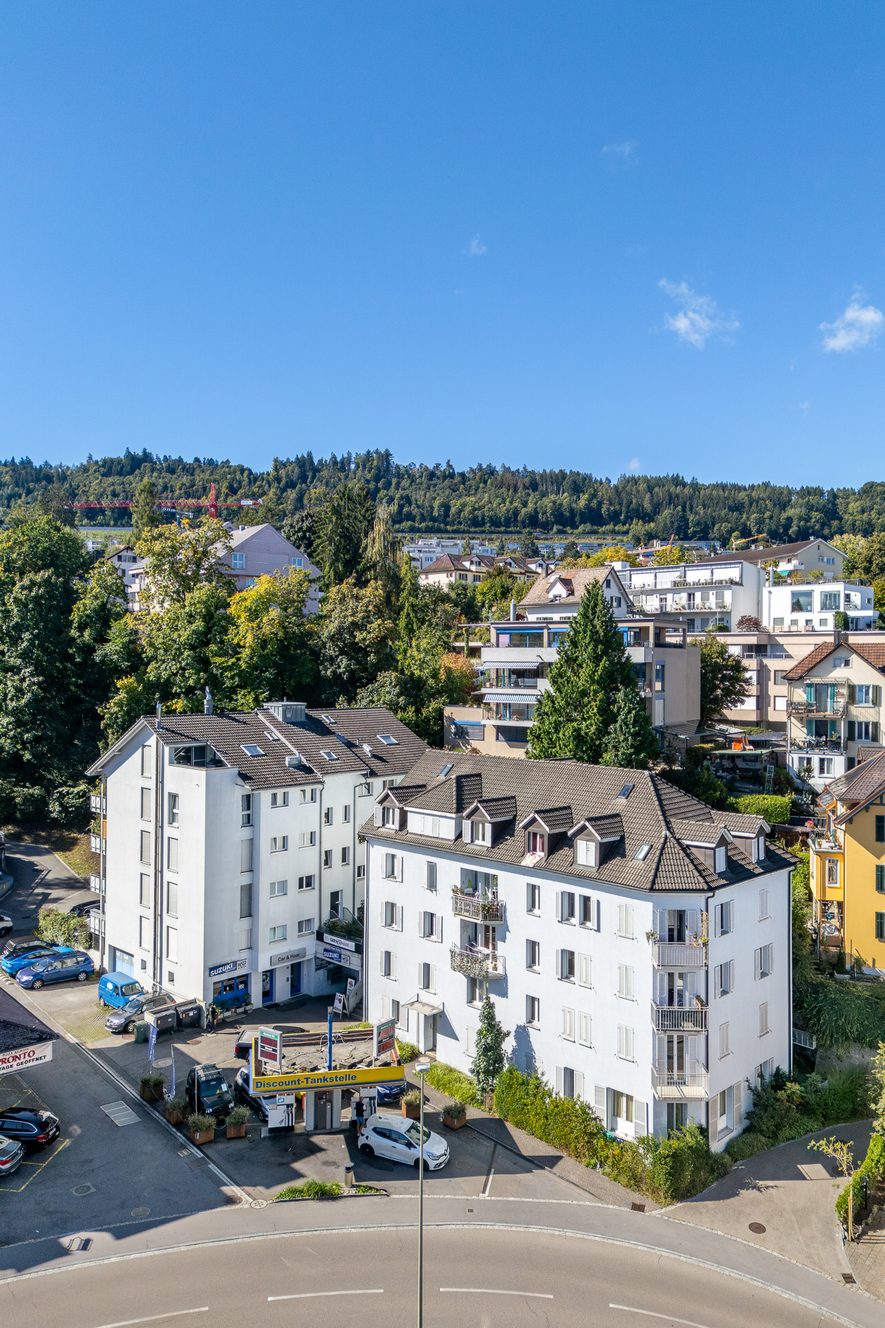Stadtansicht mit Wohn- und Geschäftsgebäuden