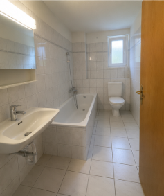 Helles Badezimmer mit Badewanne und WC
