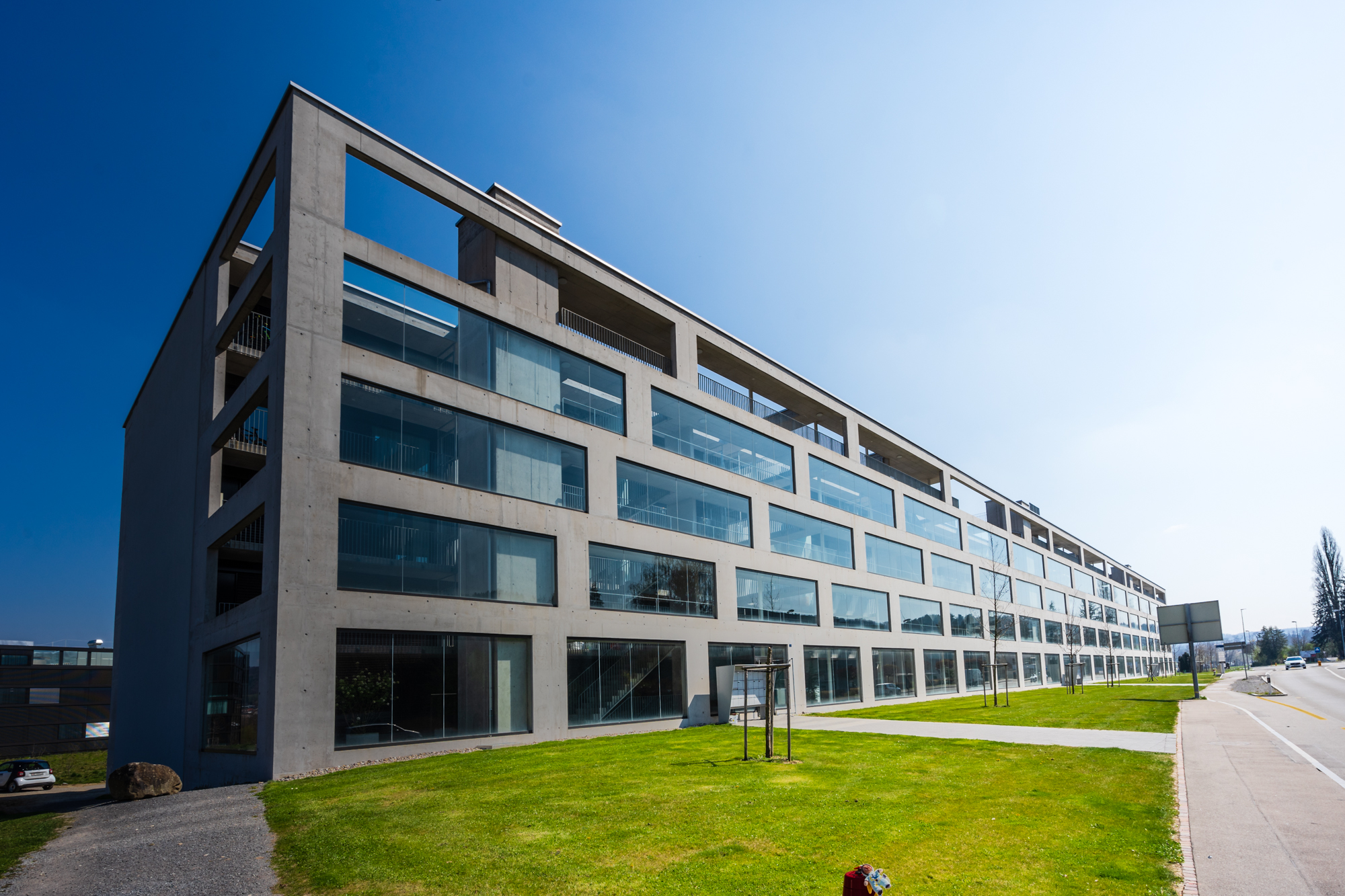 Moderne Betonfassade mit großen Fensterbändern