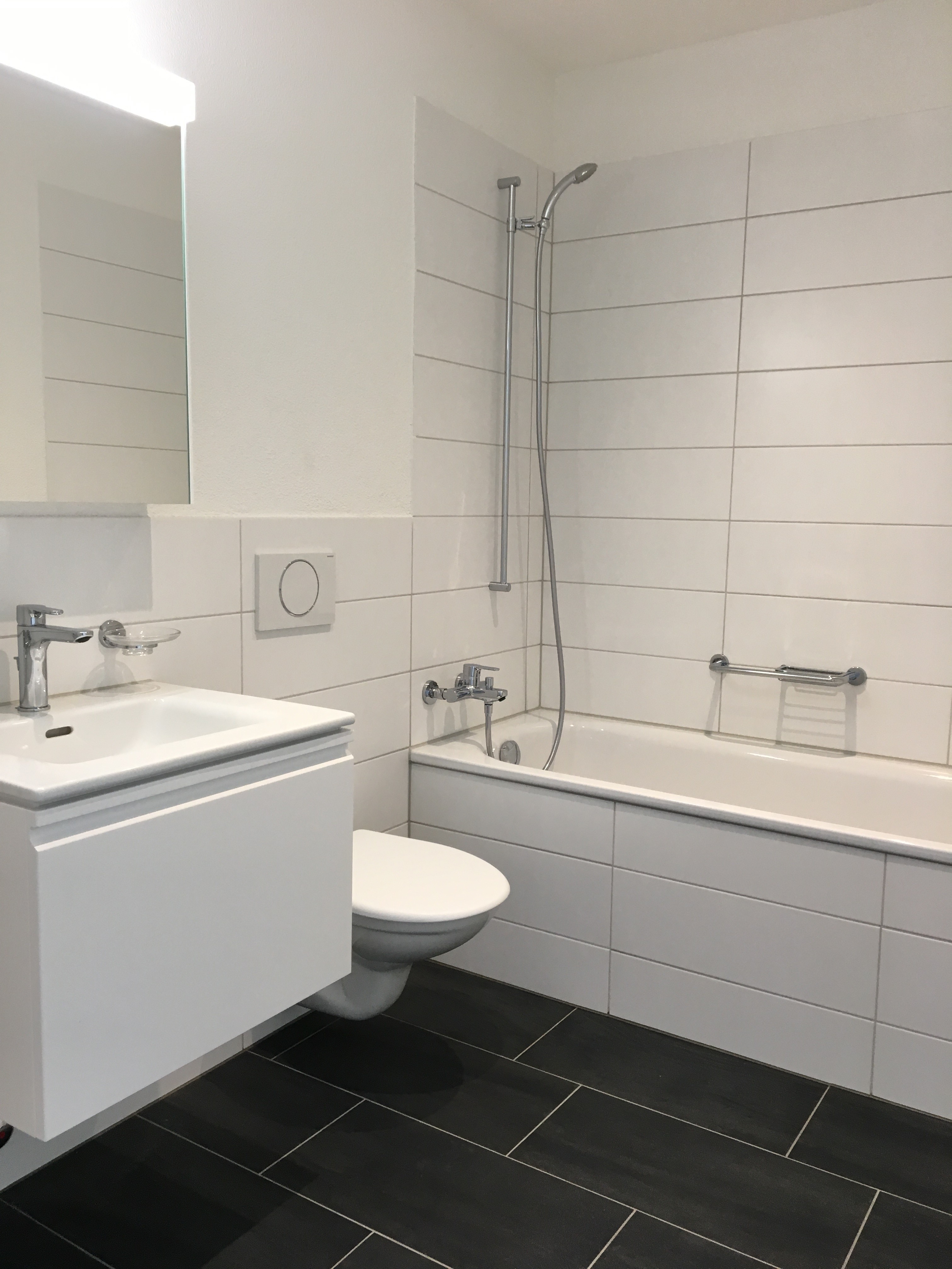 Modernes Badezimmer mit Wanne und Waschtisch