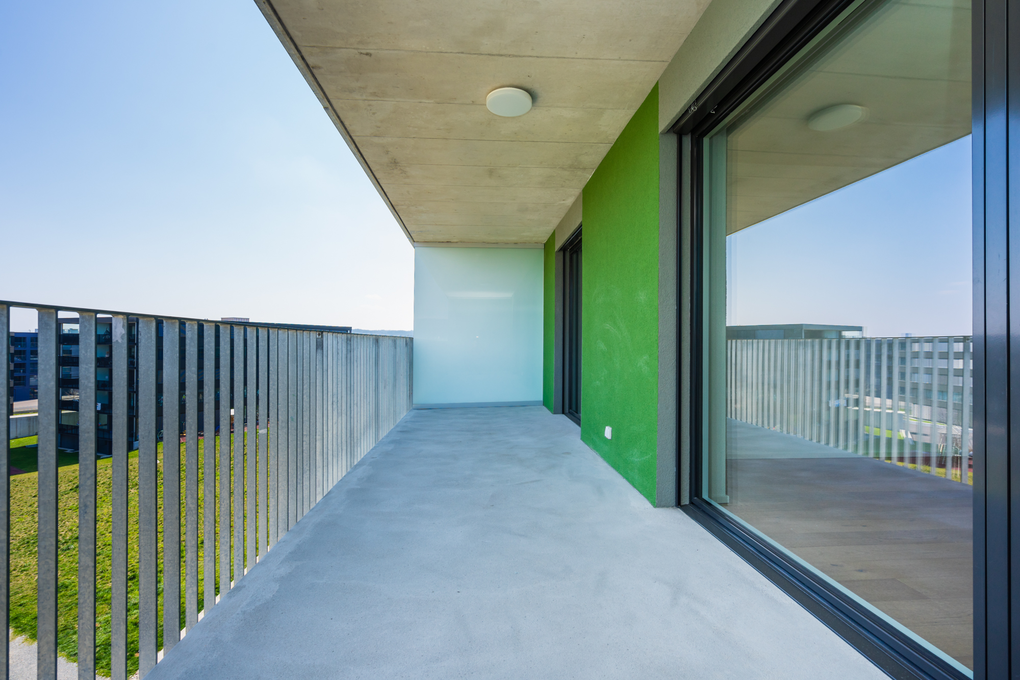 Balkon mit Betonboden und Glasfront