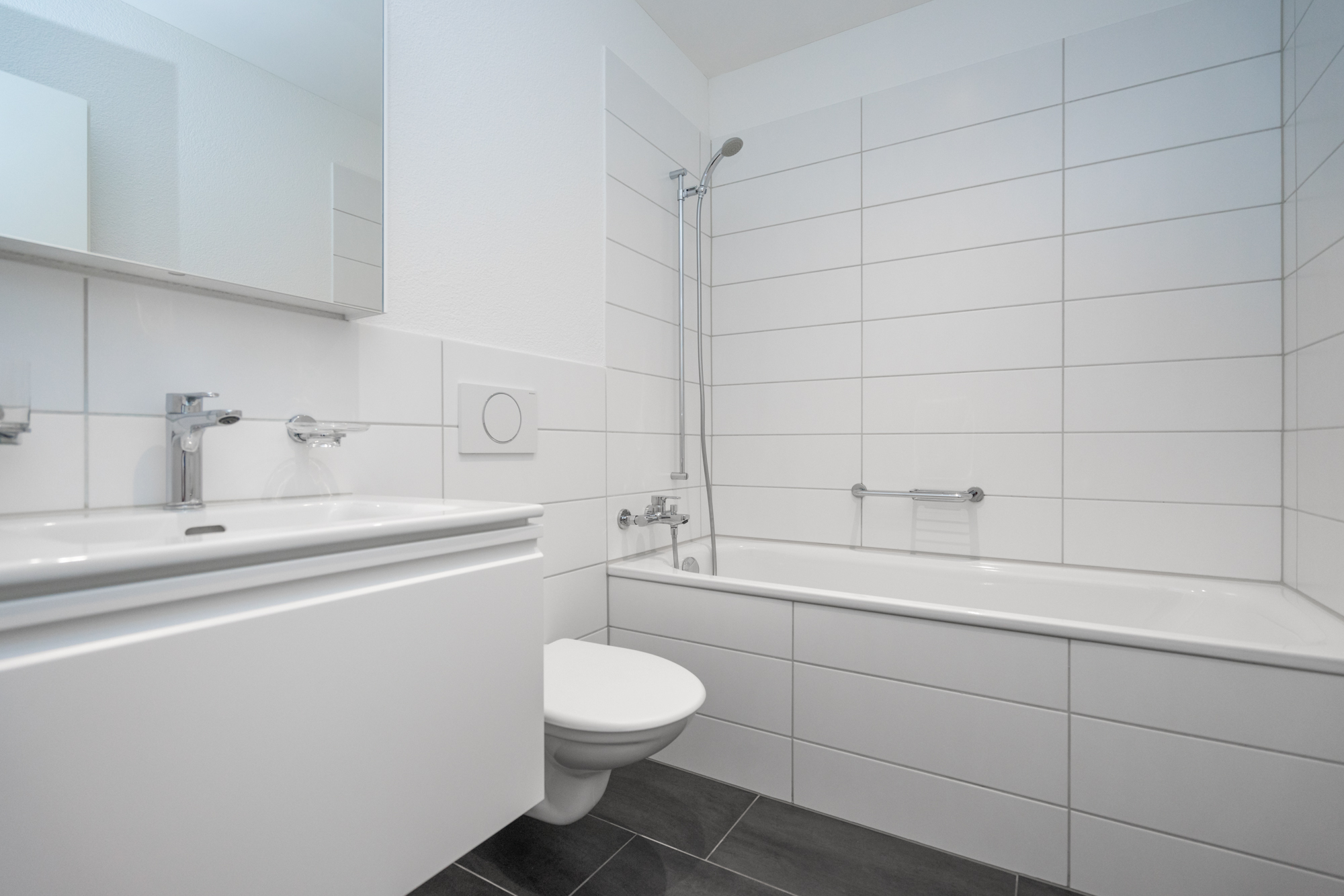 Modernes, weiß gefliestes Badezimmer