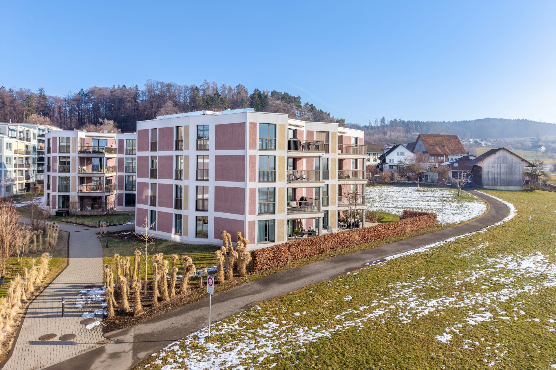 Moderne Wohnanlage mit Balkonen