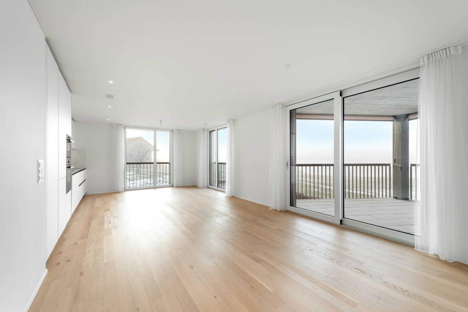 Heller leerer Wohnraum mit Terrasse und Meerblick