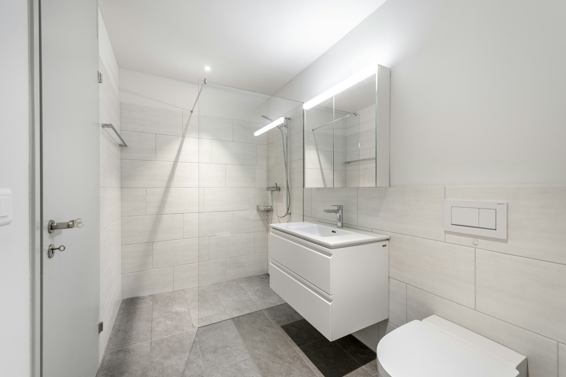 Modernes Badezimmer mit bodengleicher Dusche
