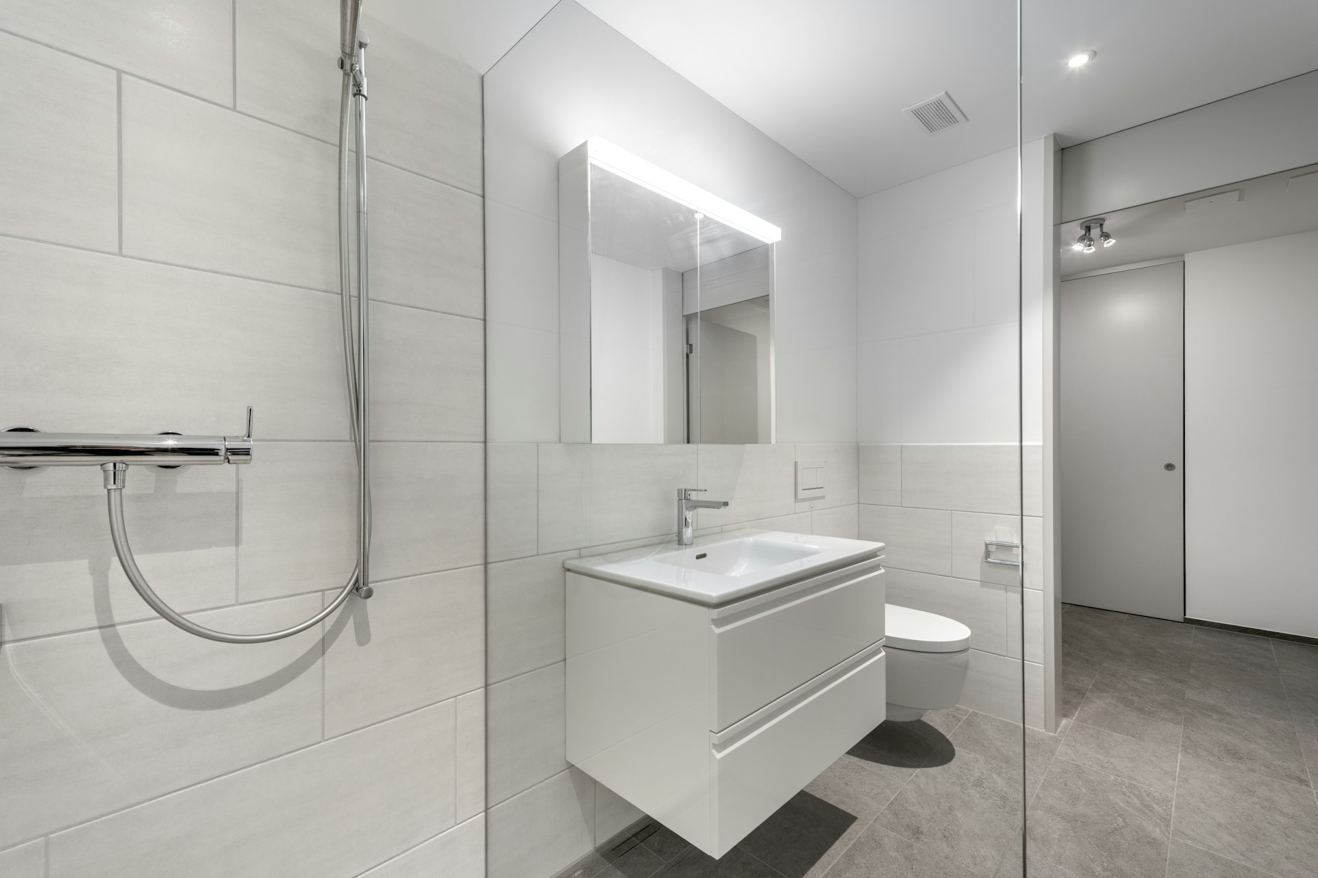 Modernes Badezimmer mit bodengleicher Dusche
