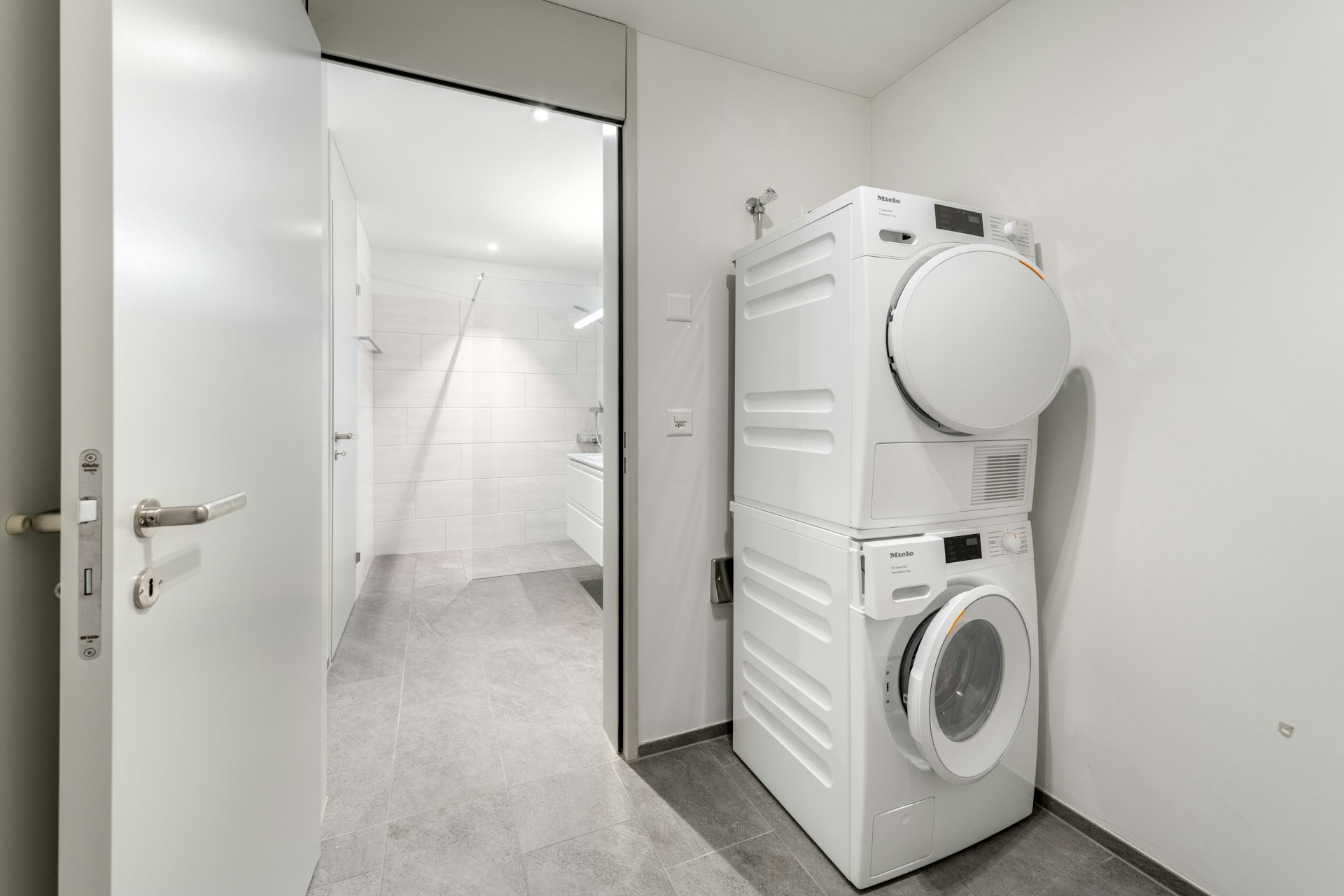 Hauswirtschaftsraum mit Waschmaschine und Trockner