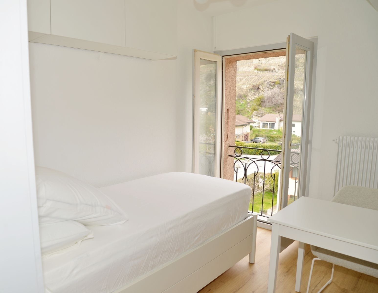 Helles Schlafzimmer mit Balkonblick