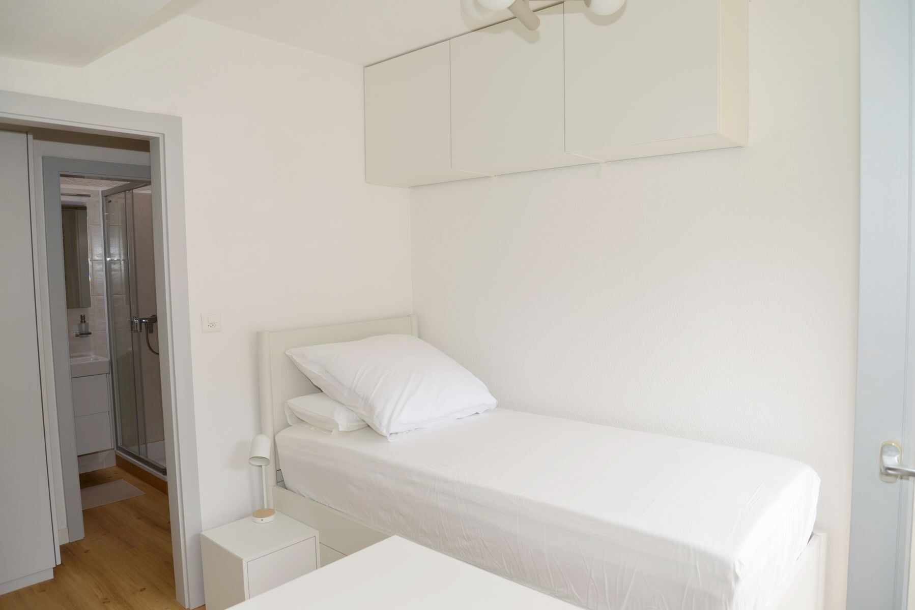 Kleines, helles Schlafzimmer mit Einzelbett