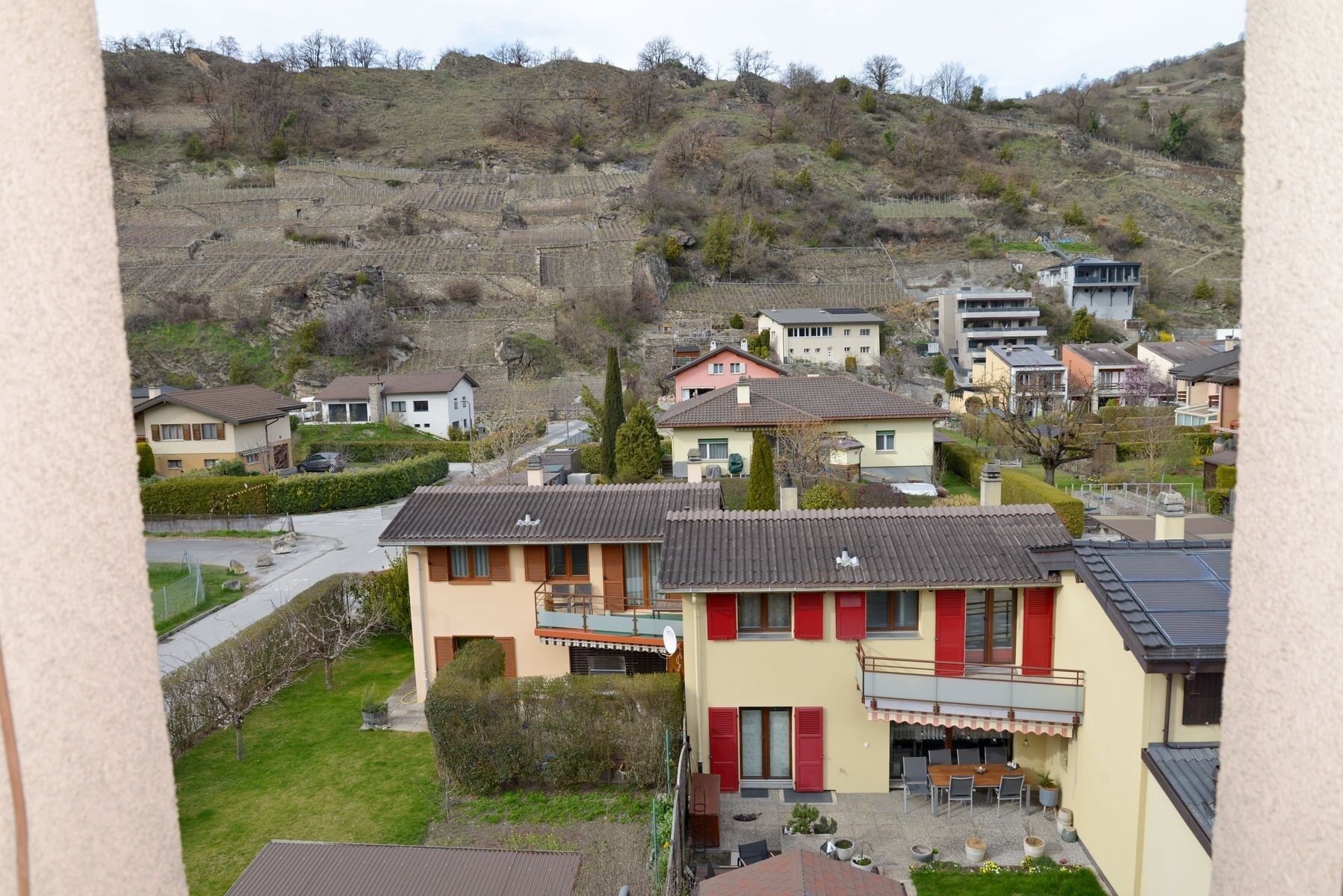 Blick über ein Wohngebiet in Hanglage
