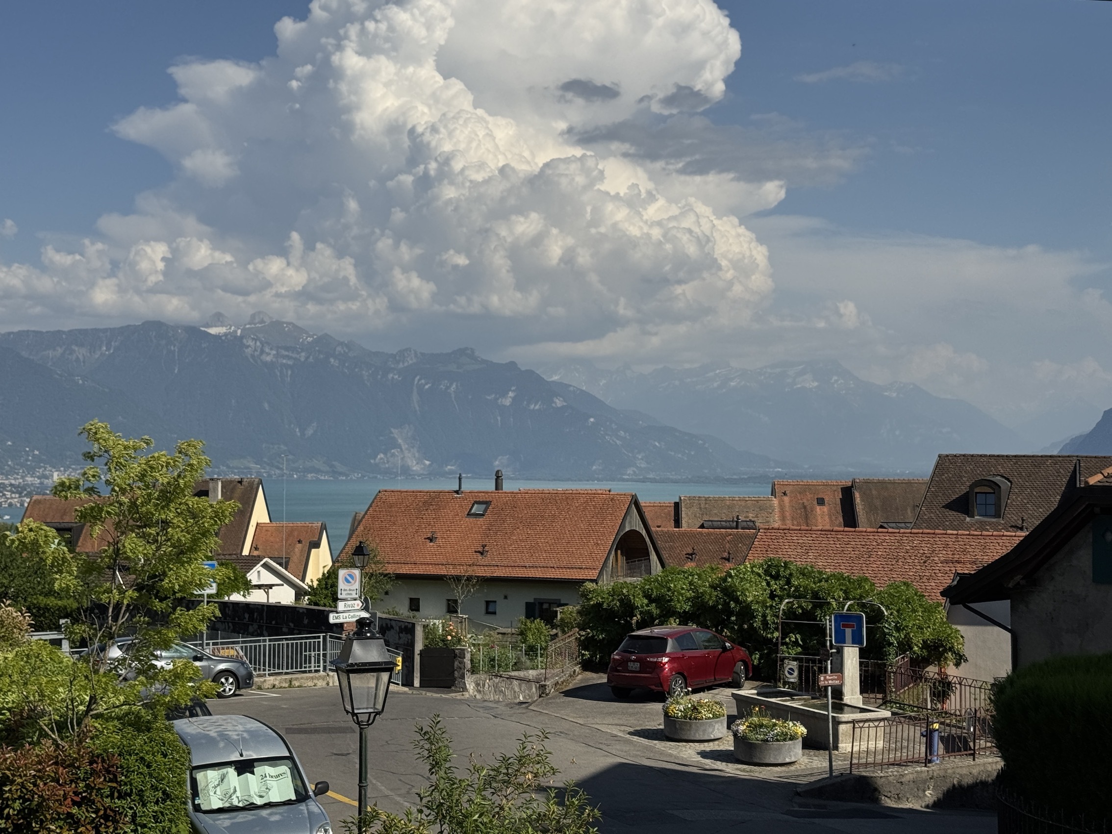 See mit Bergpanorama und Wohnhäusern