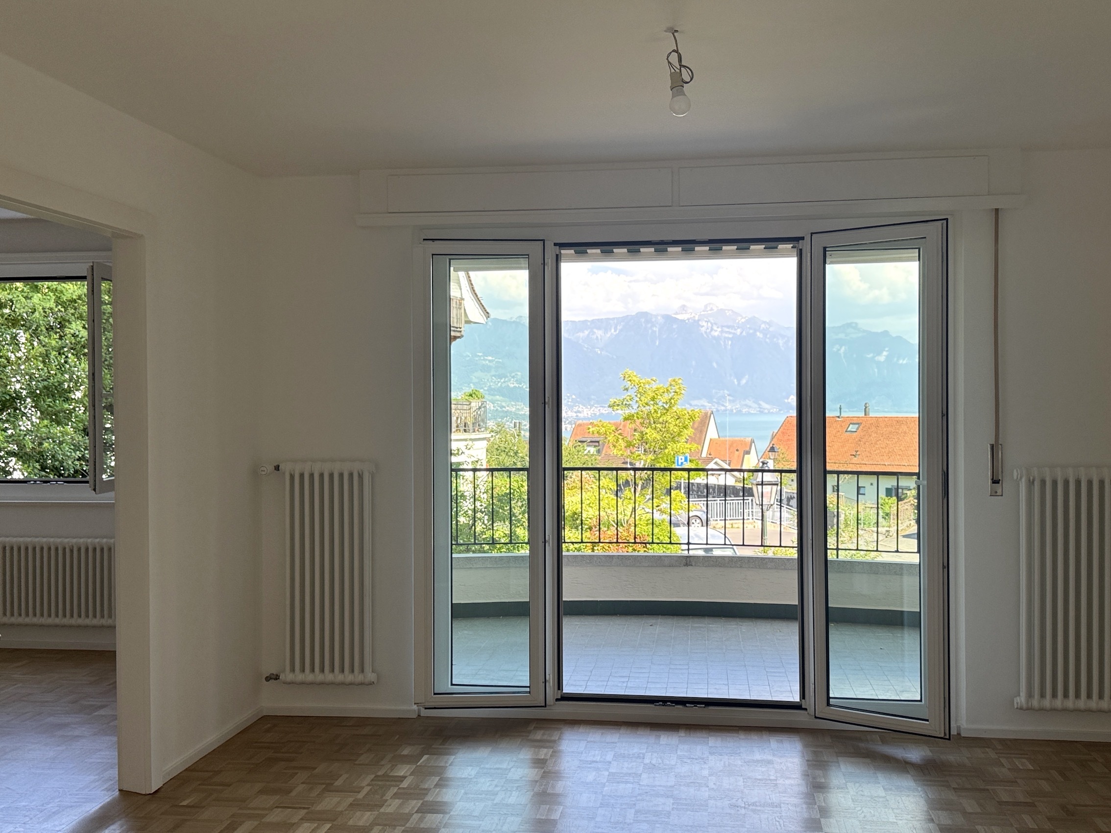 Wohnraum mit Seeblick und Balkon