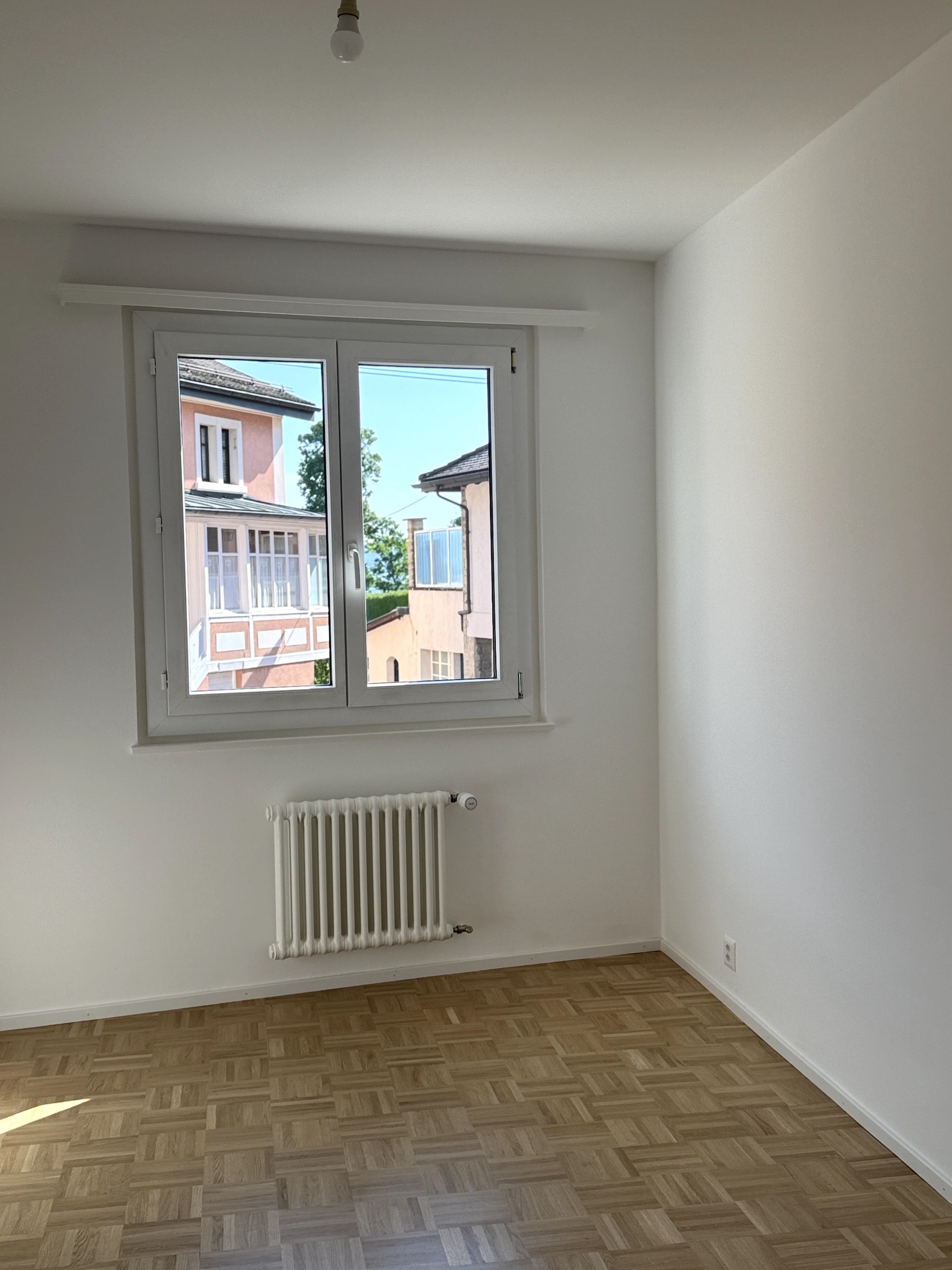 Heller leerer Raum mit Fenster und Heizkörper