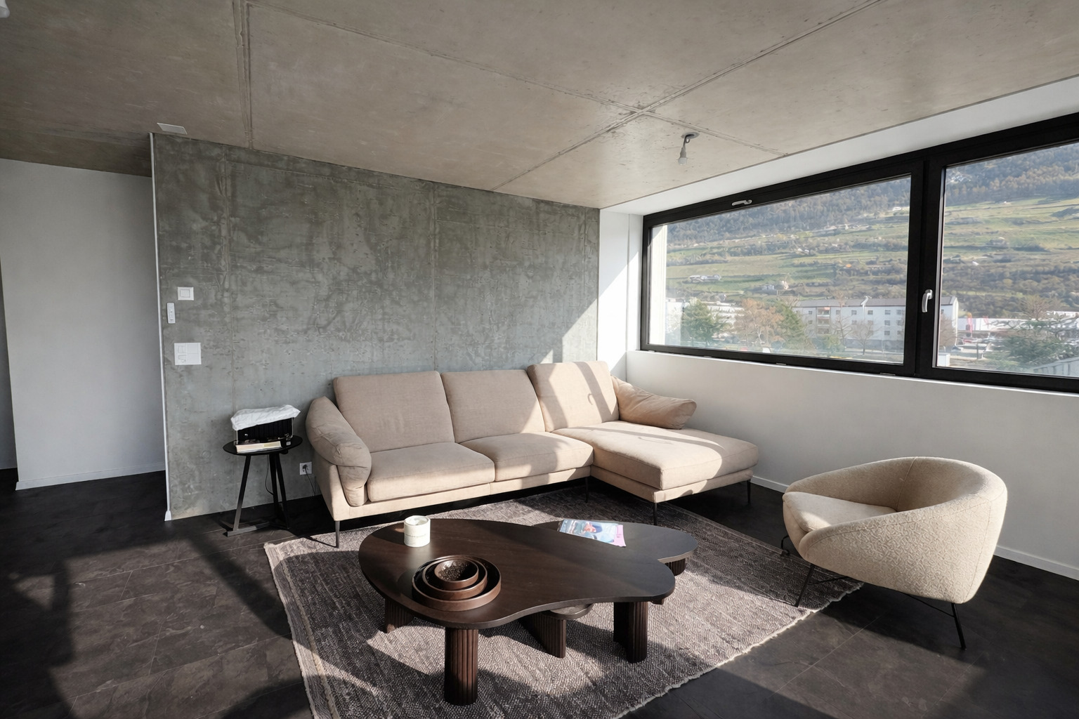 Modernes Wohnzimmer mit Panoramafenster und Betonwand