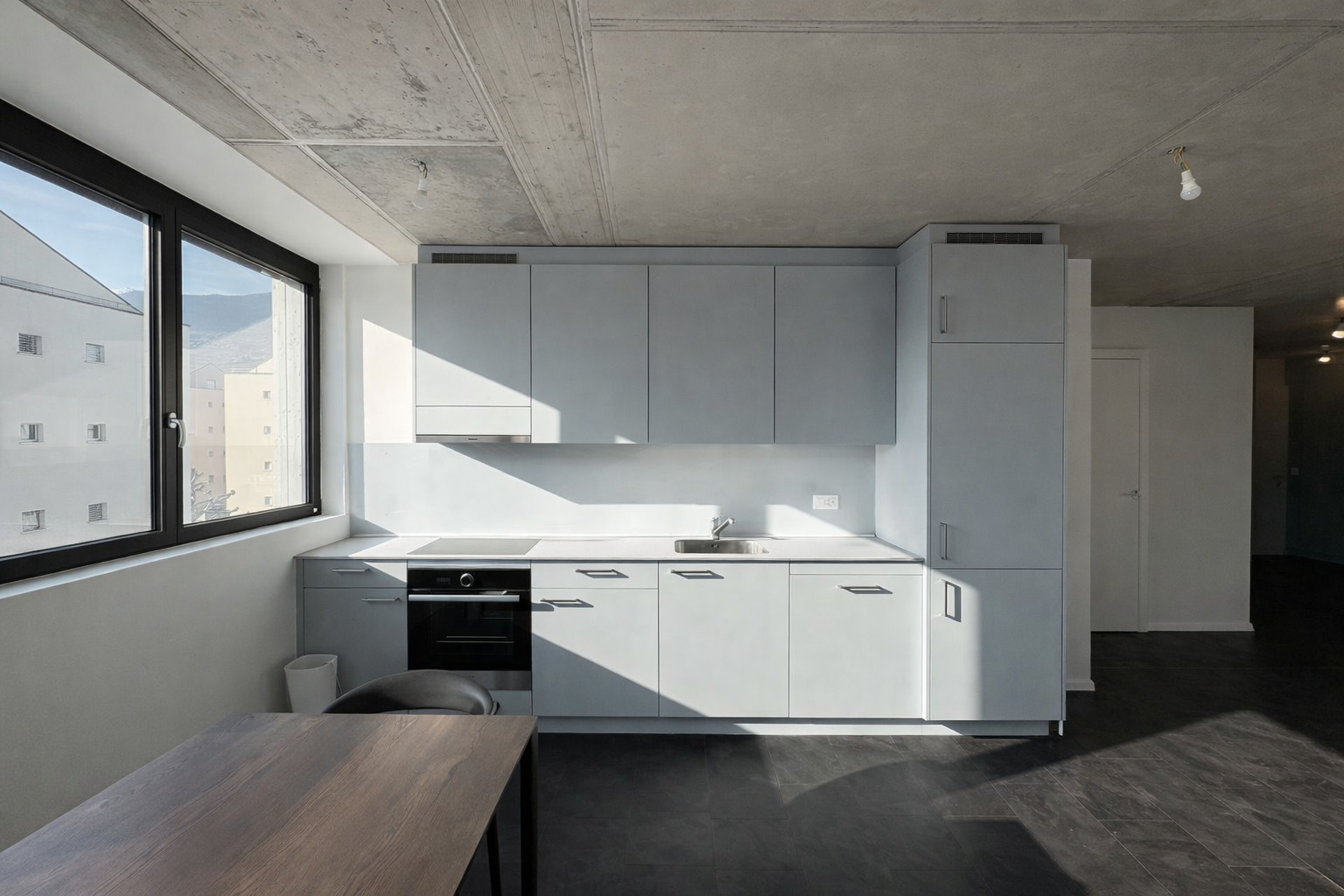 Moderne Küche mit großer Fensterfront