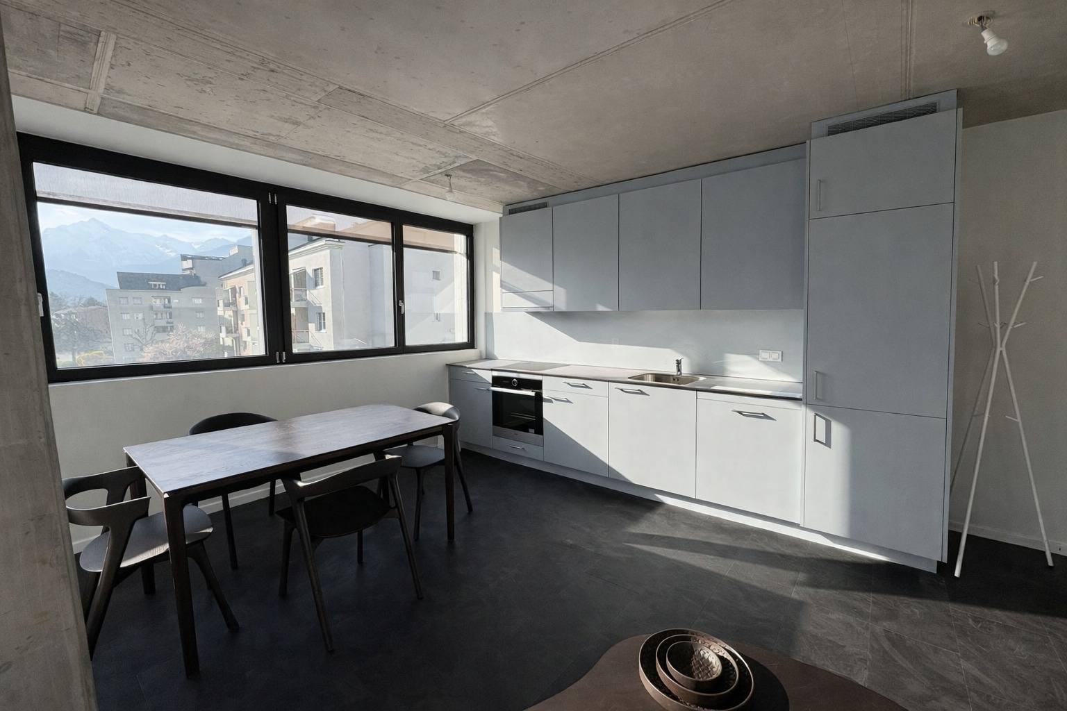 Moderne Küche mit Bergblick