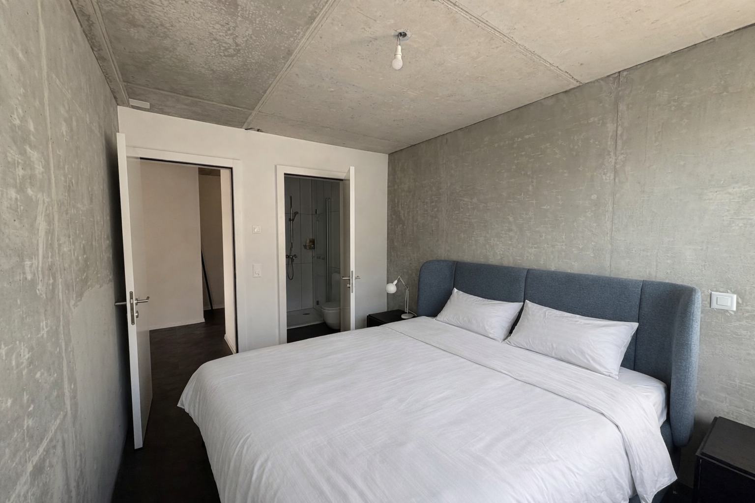 Modernes Schlafzimmer mit angeschlossenem Bad