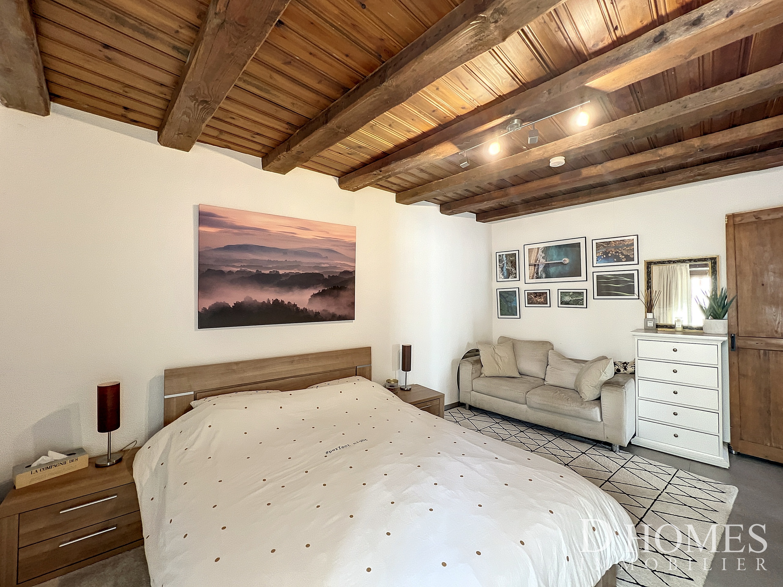 Gemütliches Schlafzimmer mit Holzbalkendecke