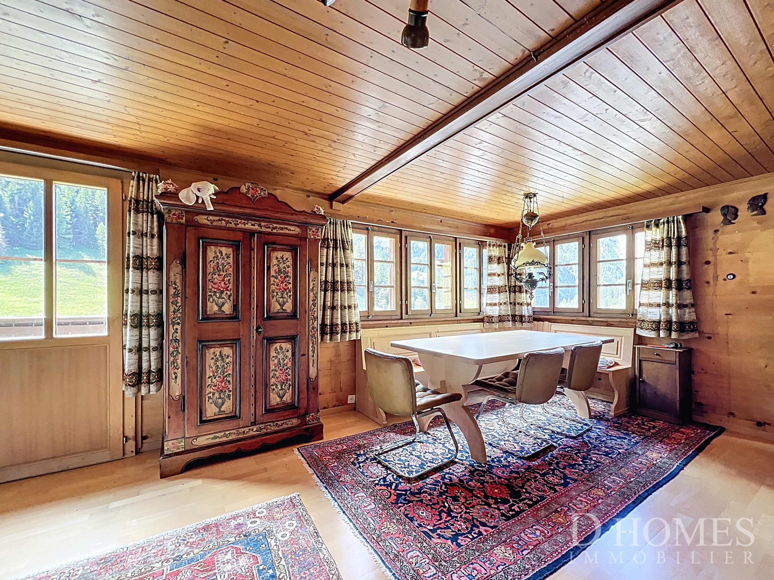 Gemütlicher Essbereich im Chalet-Stil