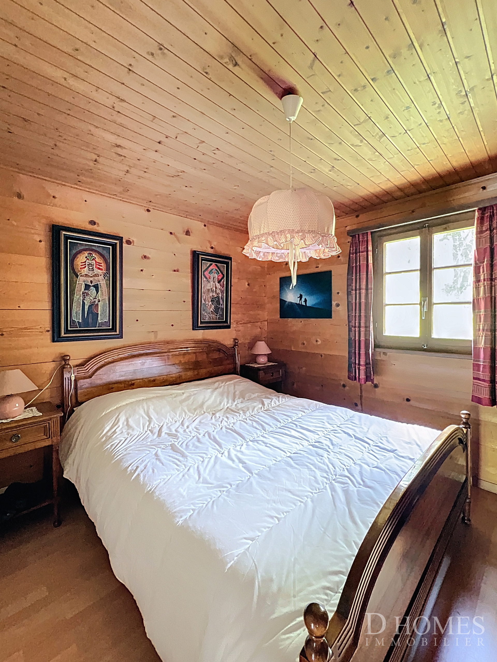 Gemütliches Schlafzimmer mit Holzwänden