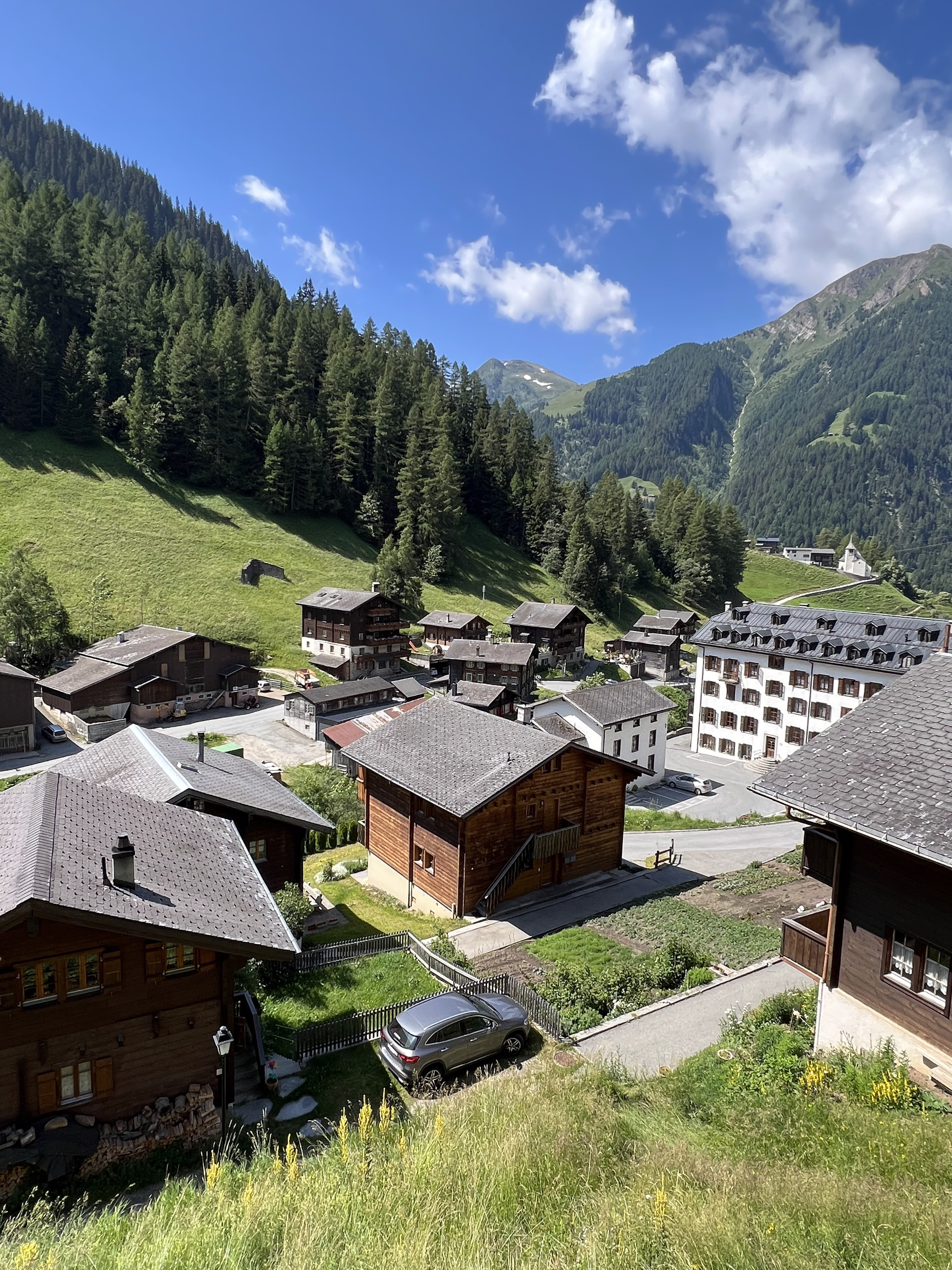 Alpines Bergdorf mit Talblick