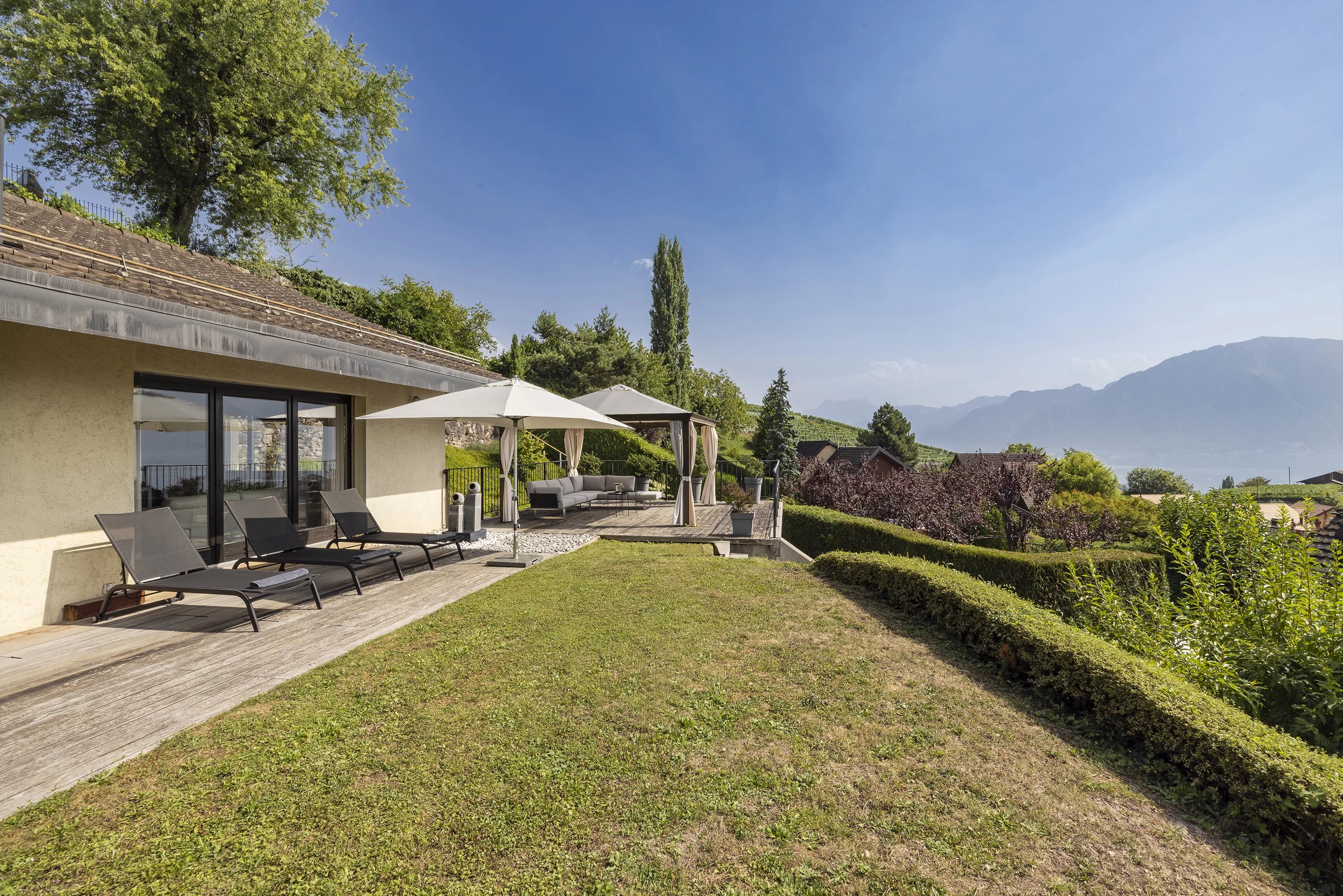 Garten mit Terrasse und Seeblick