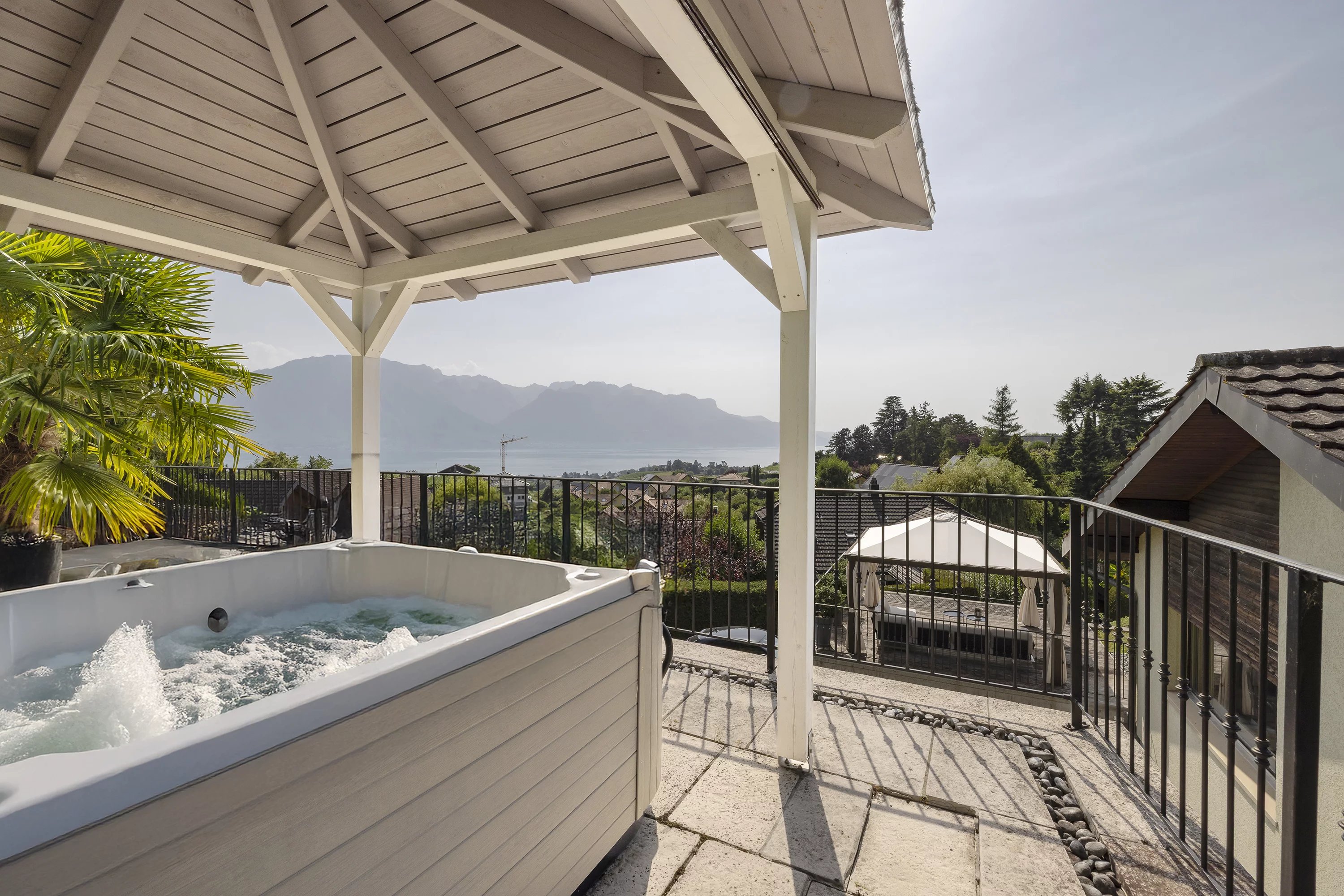 Dachterrasse mit Whirlpool und Seeblick
