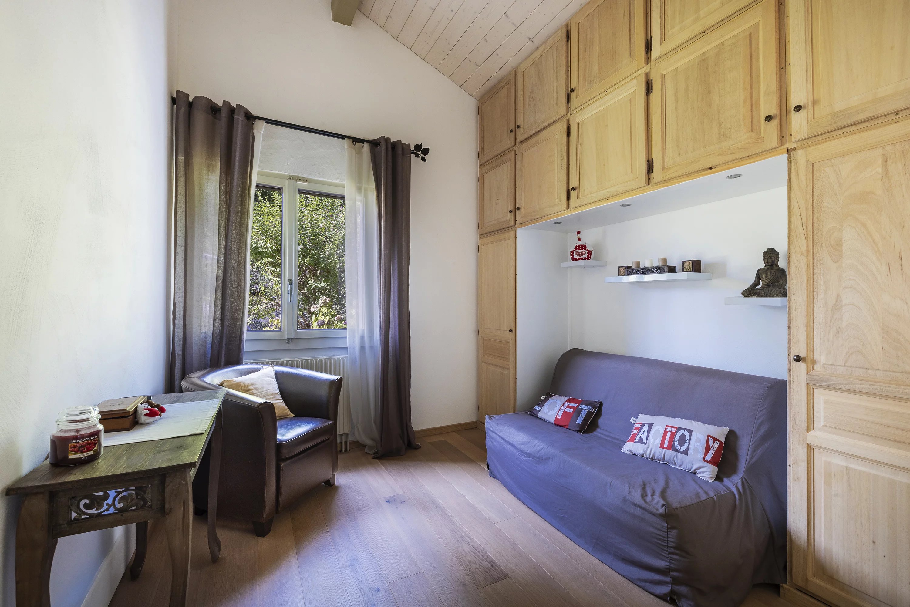 Gemütliches Dachzimmer mit Sitzbereich und Einbauschrank