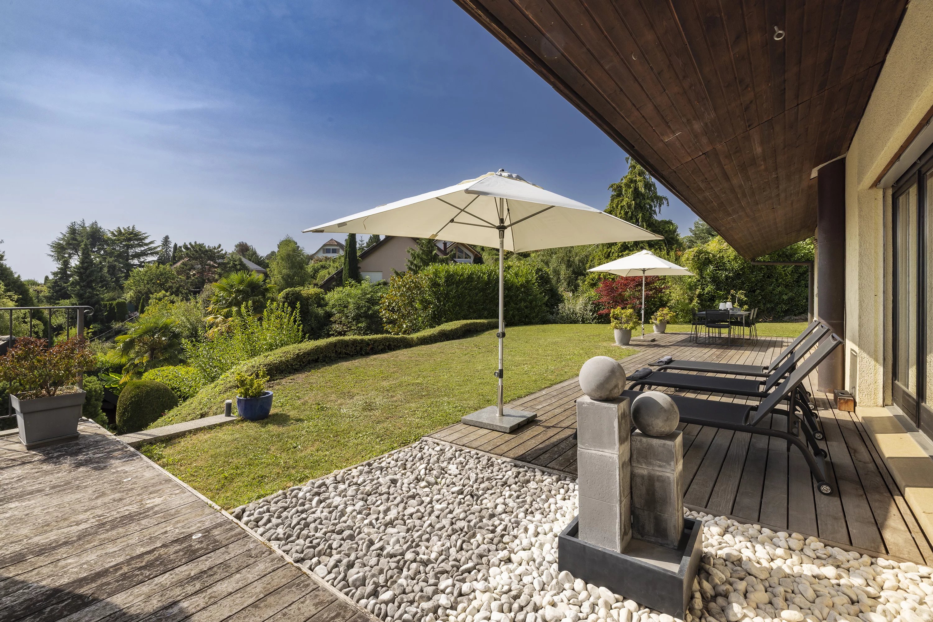 Große Terrasse mit Gartenblick