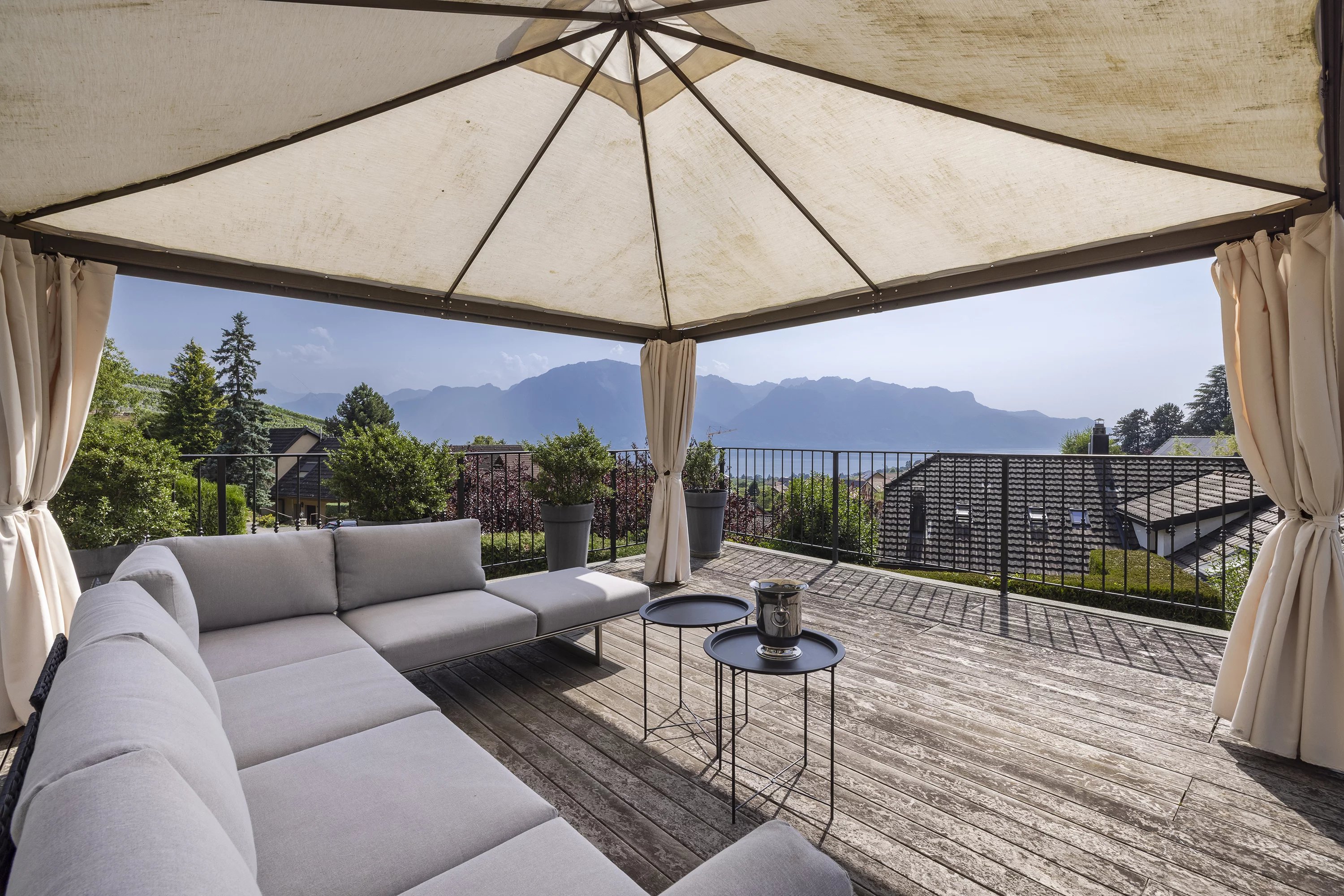 Überdachte Terrasse mit Alpenblick