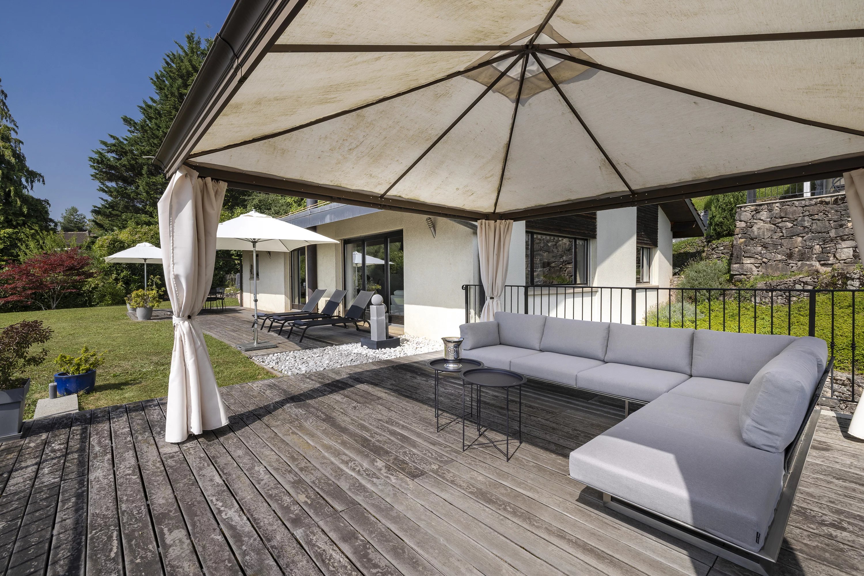 Terrassengarten mit Lounge und Sonnenschutz