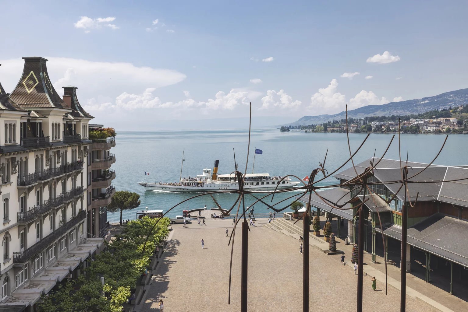 Seeblick mit historischer Architektur